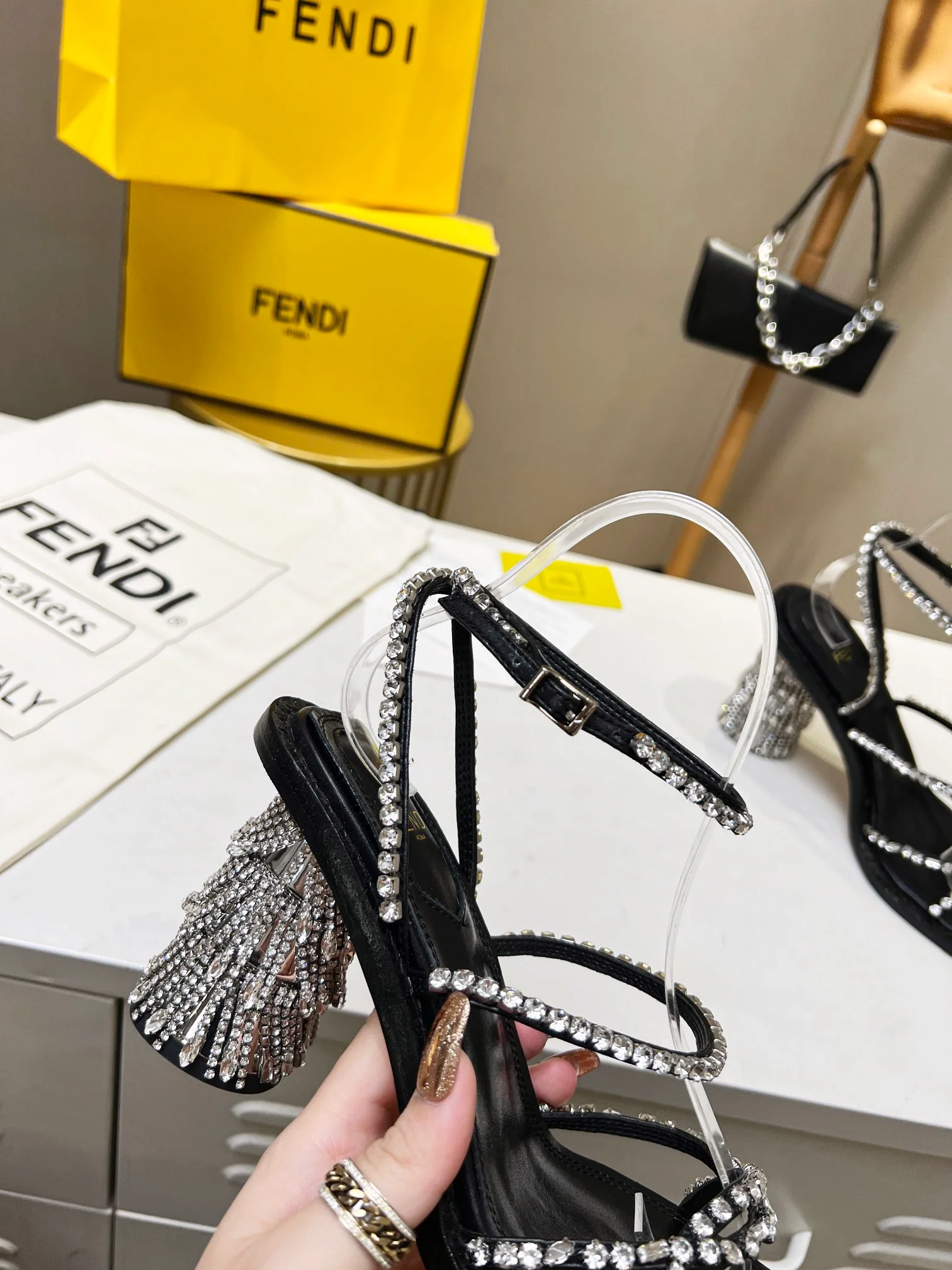 Fendi - Новинки ранней весны 2022 года - Сандалии и туфли на каблуках