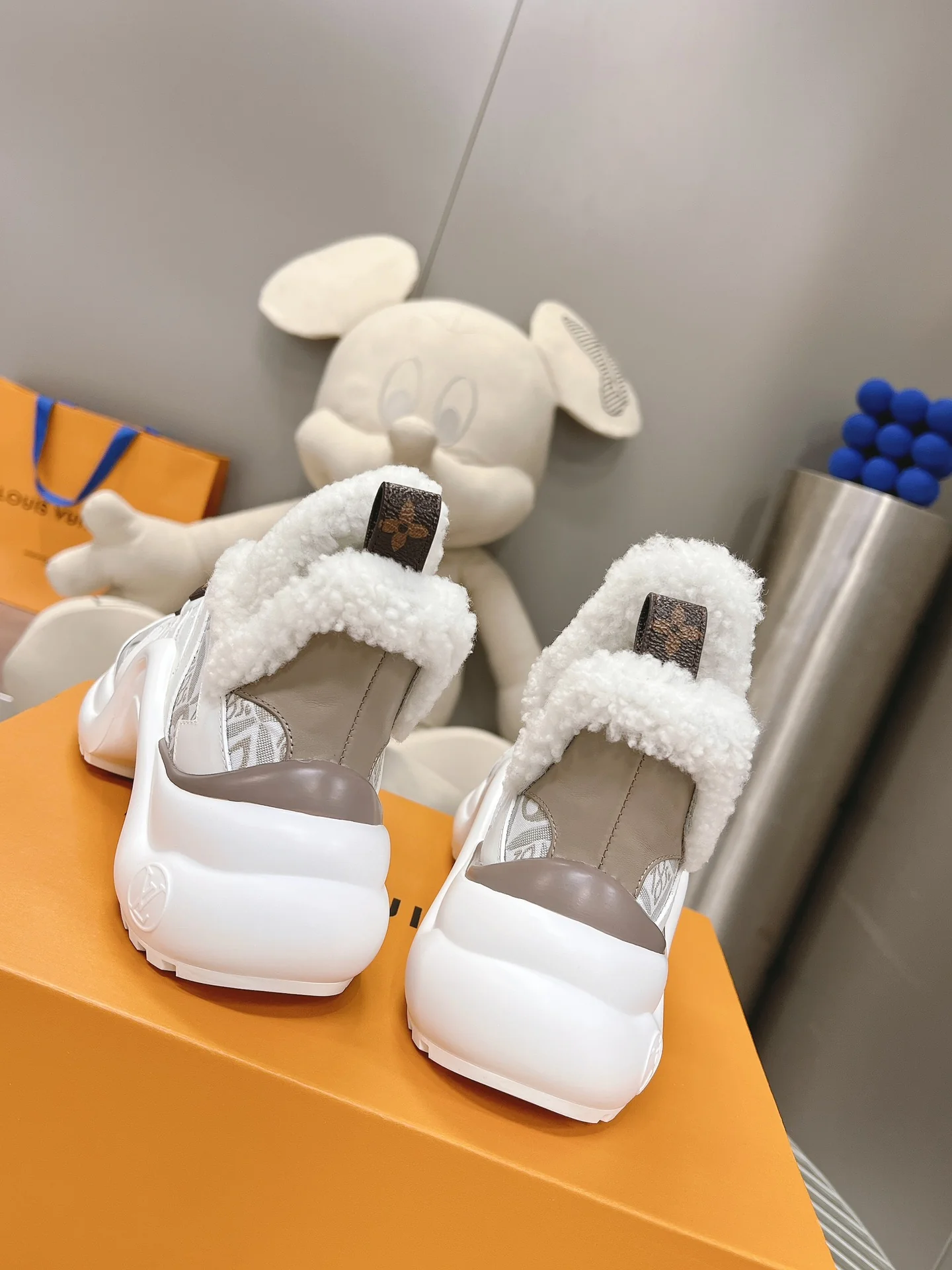 LV - Массивные туфли из шелковой кожи - Бело-серые