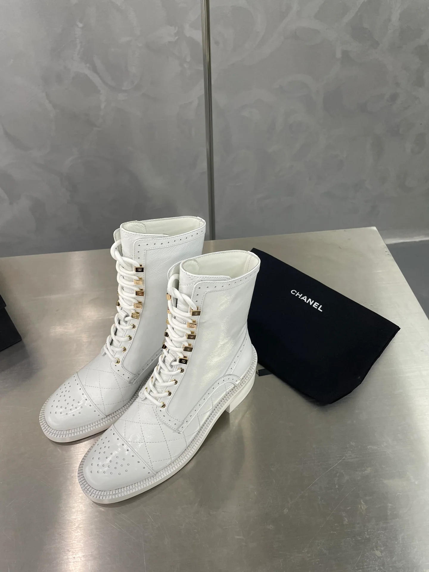 Chanel - Ботильоны на шнуровке на низком каблуке до середины икры - Белые