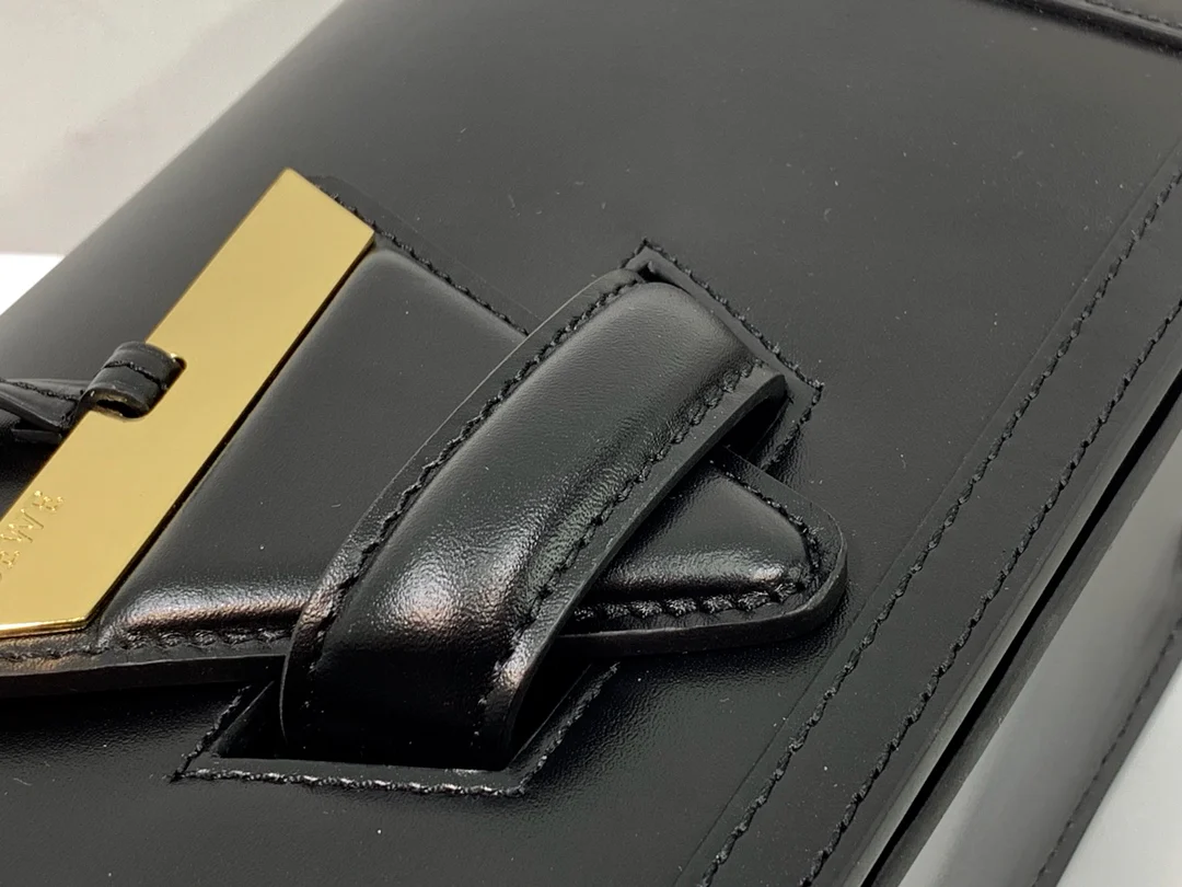 Треугольная сумка Loewe - Телячья кожа - Маленькая - 6