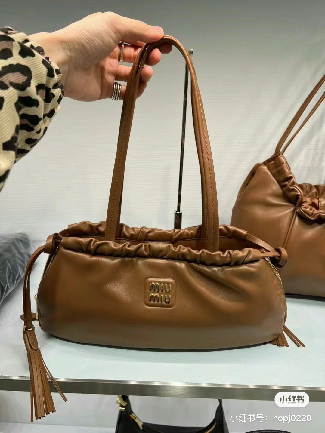 Сумка Miu Miu-5bg287 с кисточкой, проходящая под мышкой, из импортной овечьей кожи, с винтажной фурнитурой.