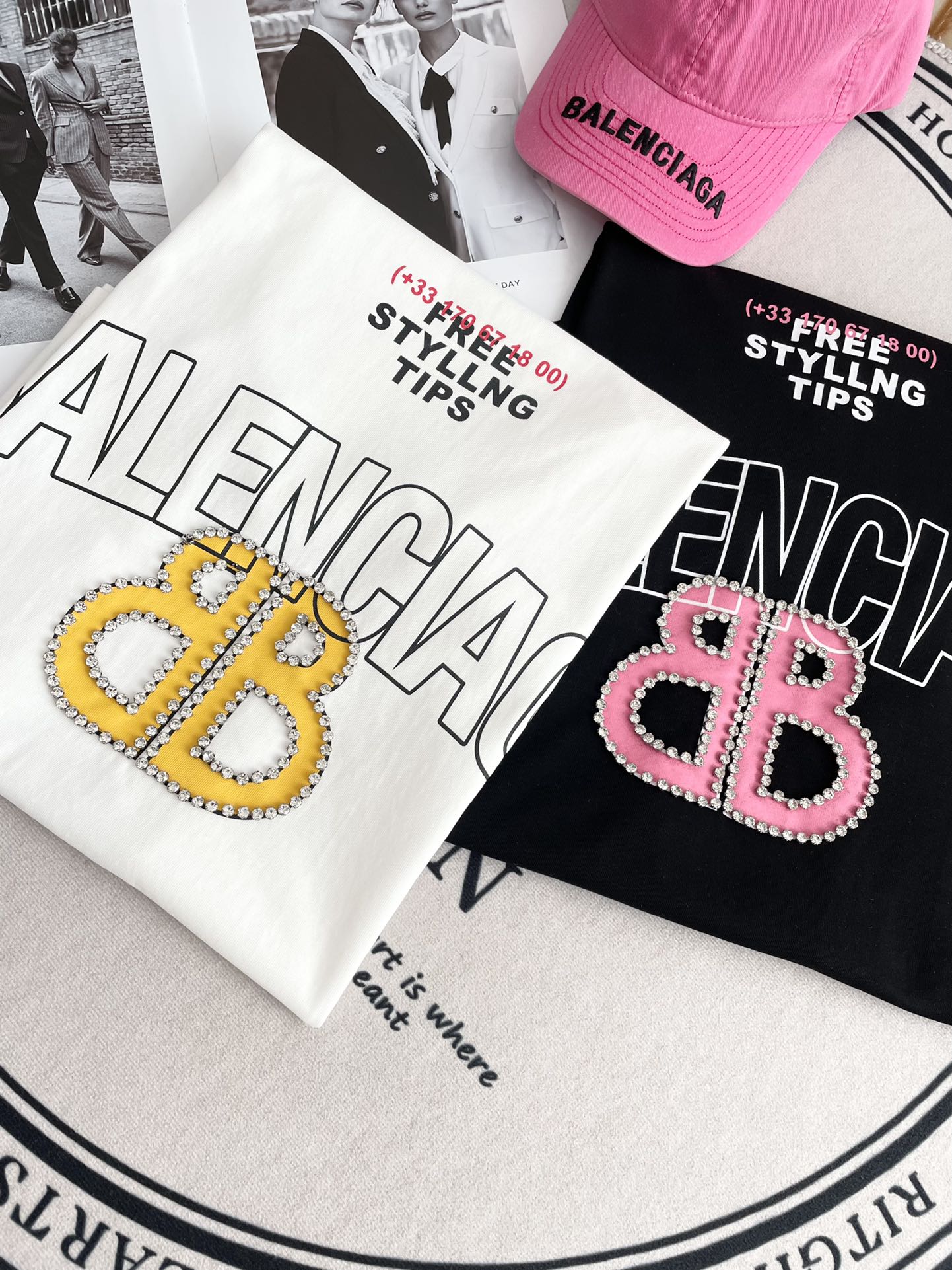 Футболка Balenciaga 2403 с коротким рукавом и стразами BB, свободного кроя, белая.