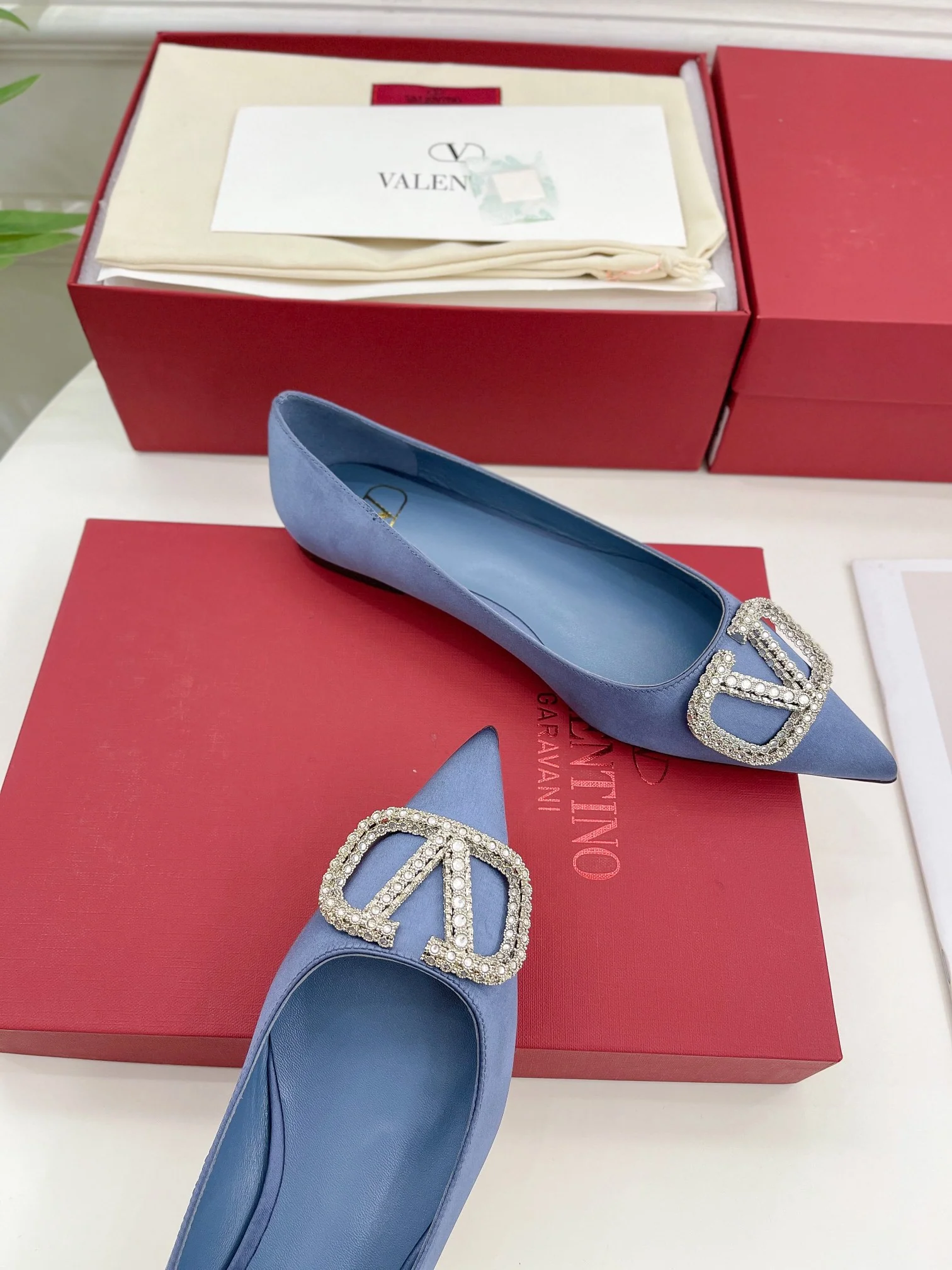 Новинка лета 2023 от Valentino - Коллекция Roman Stud - Туфли на высоком каблуке с бриллиантовой пряжкой - 5 см - Светло-голубые