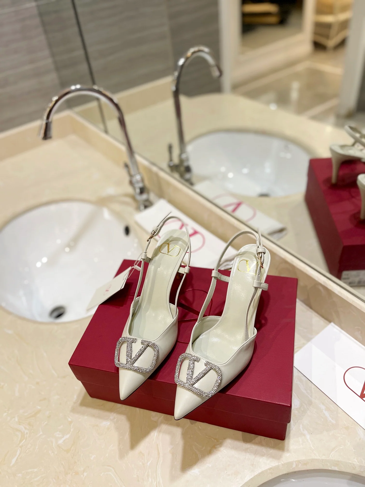 Сандалии Valentino на низком каблуке с хрустальной пряжкой - белые