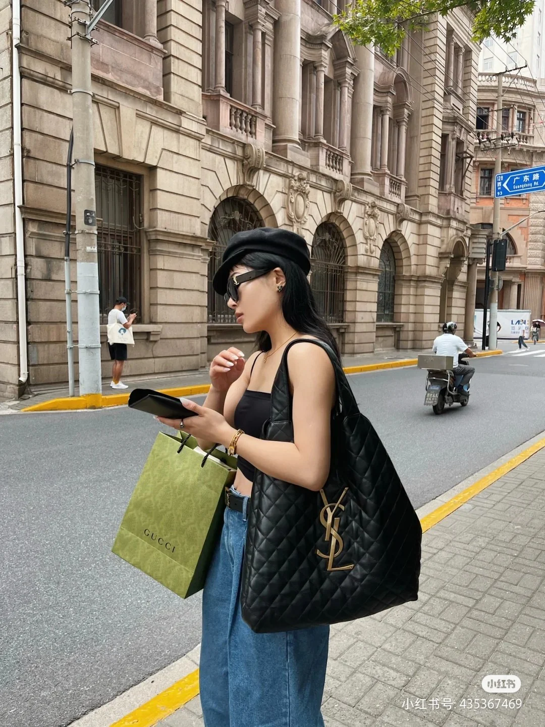 Сумка-тоут YSL Icarre — из овечьей кожи — черная с золотой фурнитурой — стиль Роуз (выбор Пак Чэ Ён) — фотографии в одежде