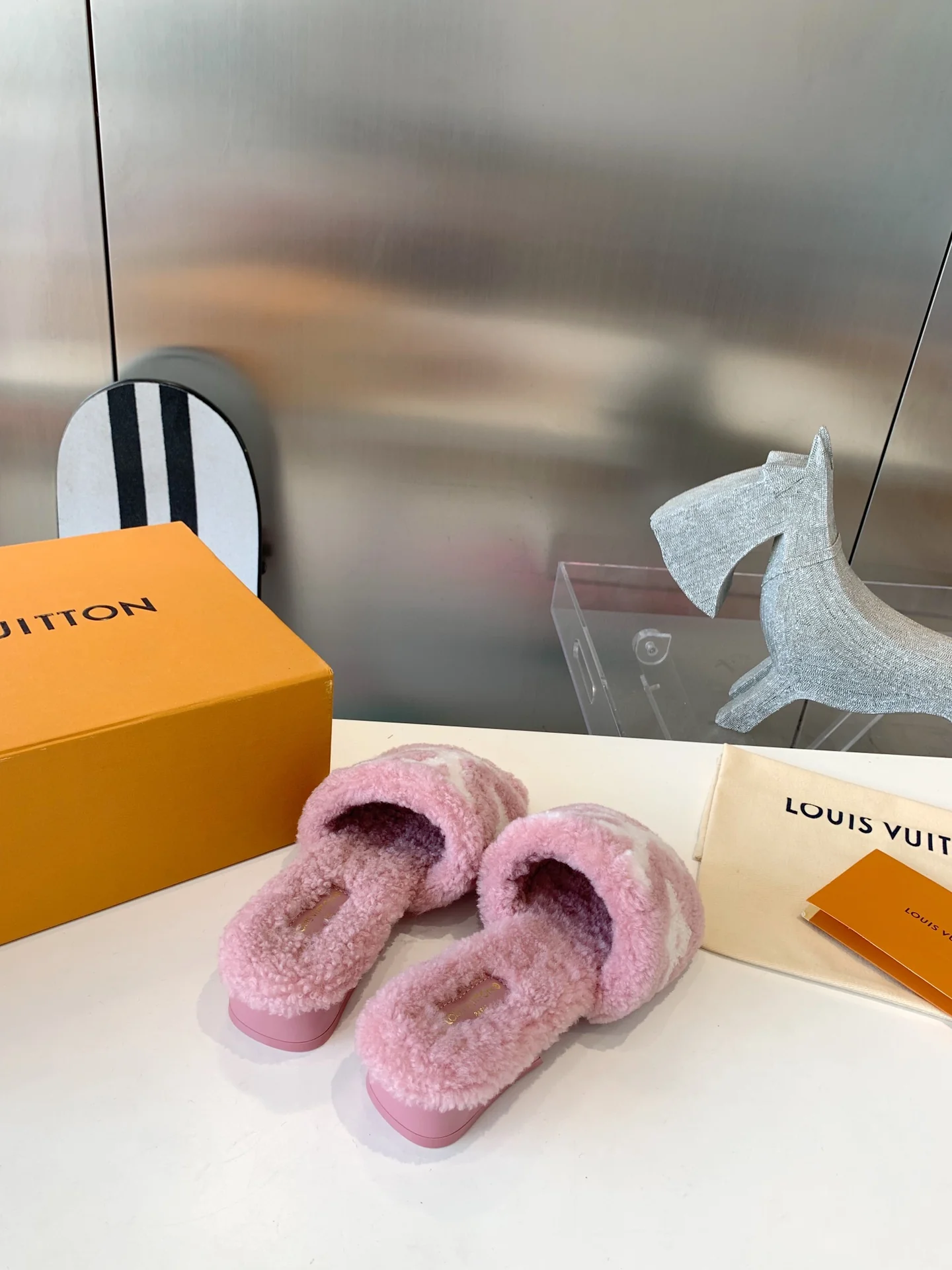 Новинка LV 2022 года - Меховые тапочки - Розовые
