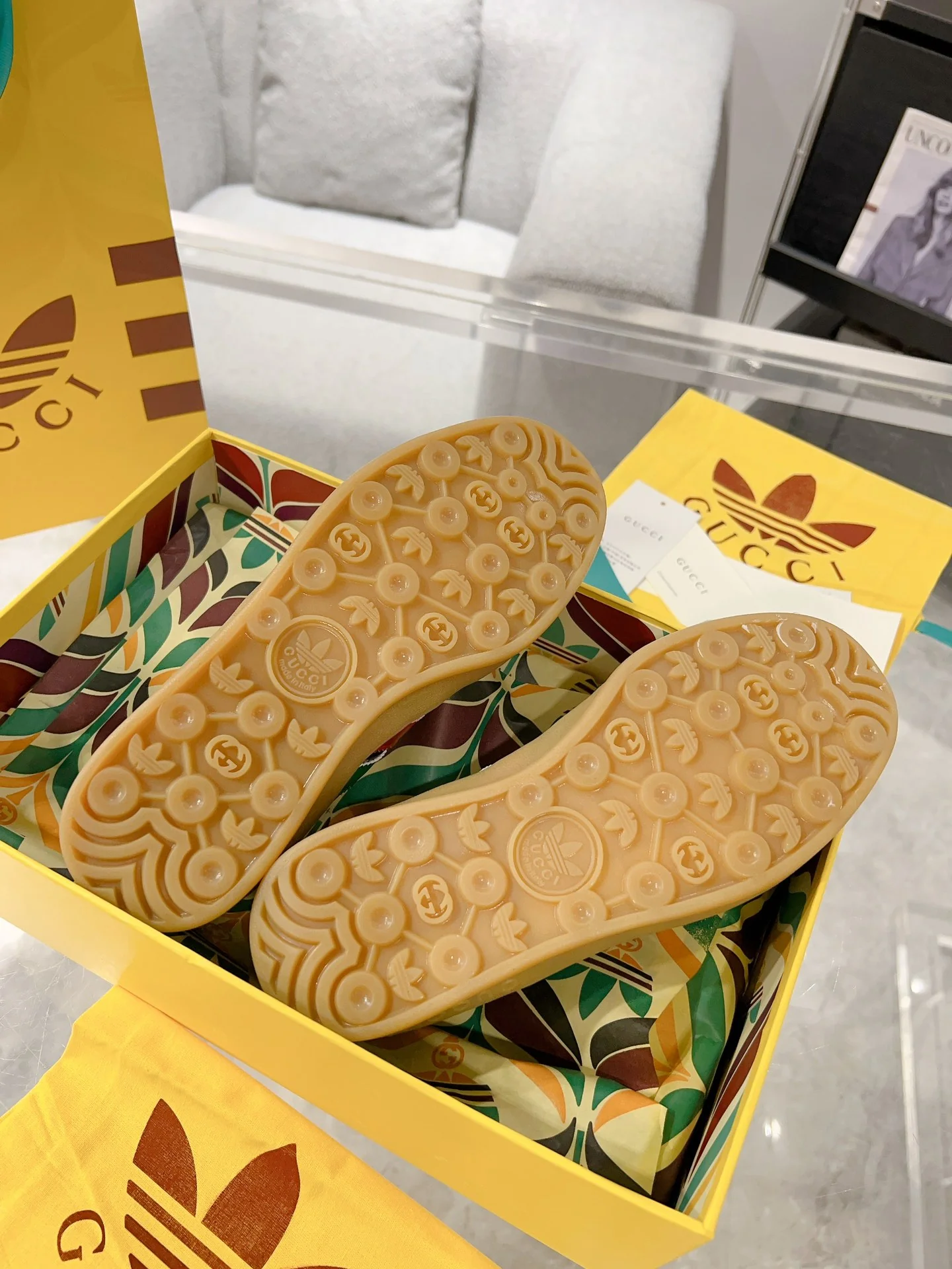 Новинка сезона осень/зима 2023 от Gucci - Коллаборация - Немецкие кроссовки для тренировок - Коричнево-красные