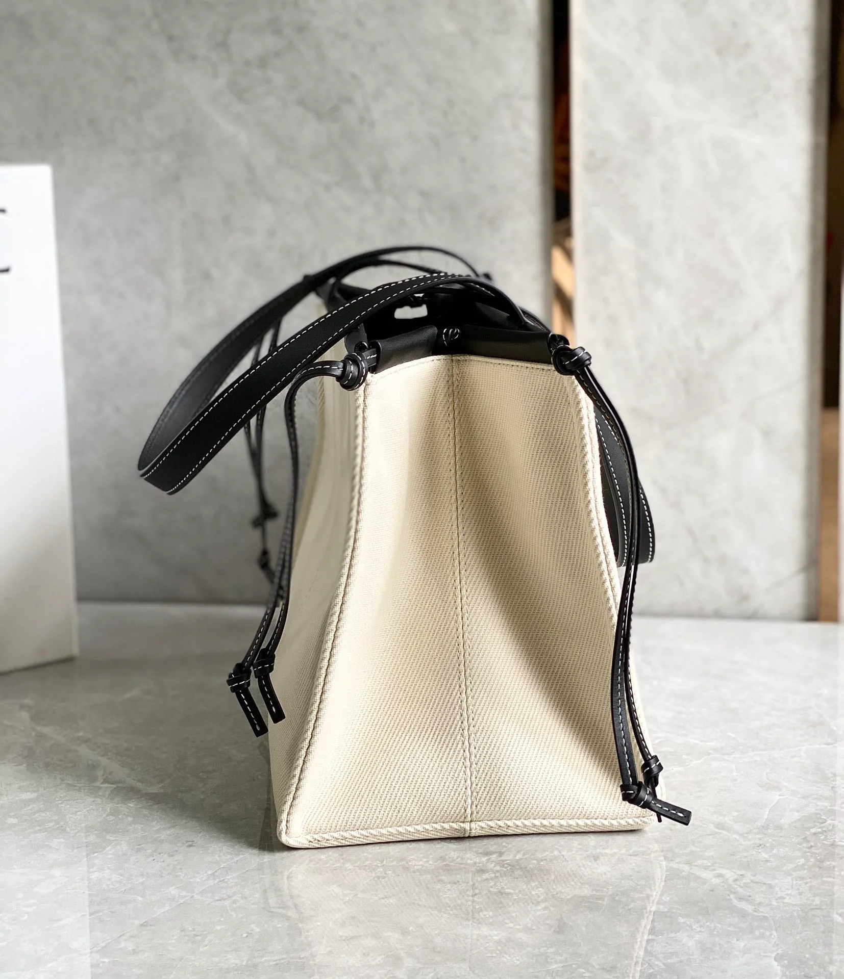 Сумка-подушка Loewe, белая-черная