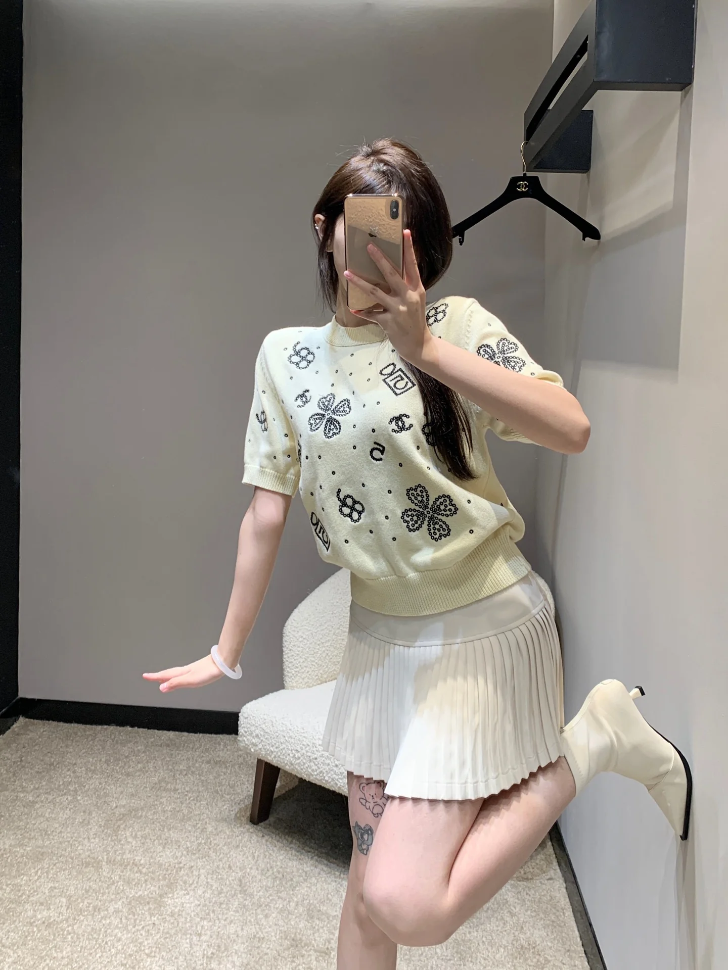 Вязаный топ Chanel 2403 с четырехлистным клевером и цифровым логотипом C, круглым вырезом и короткими рукавами - желтый