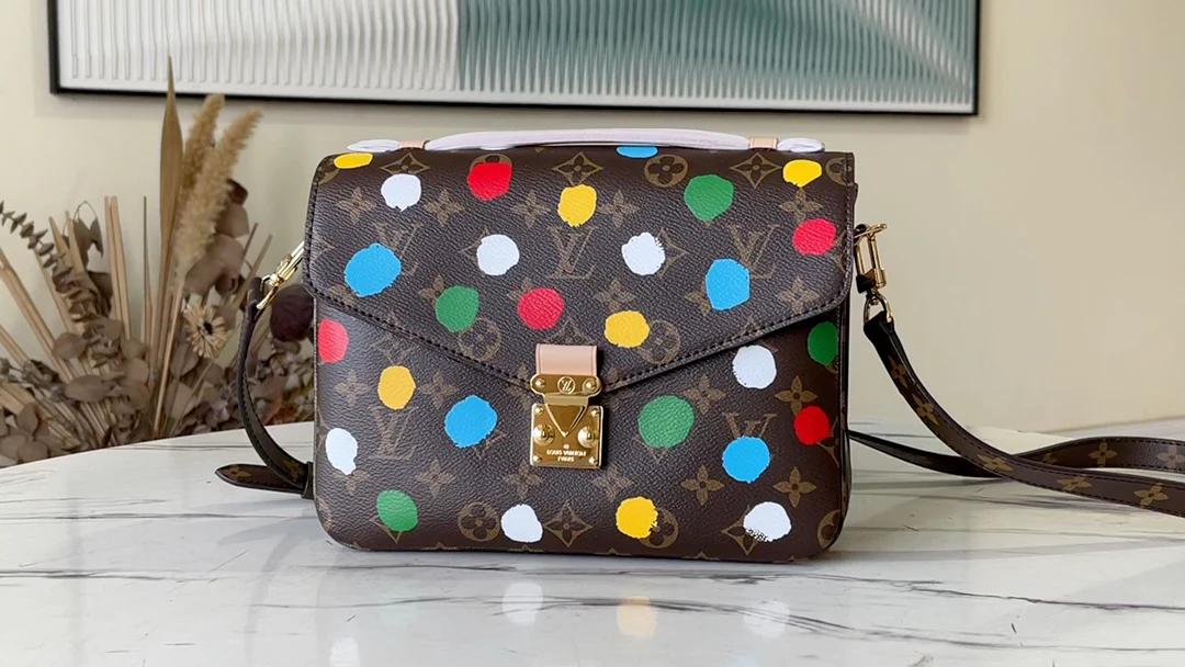 m46384-LV-pochette-metis-handbag-Серия, созданная в сотрудничестве с Яёи Кусамой