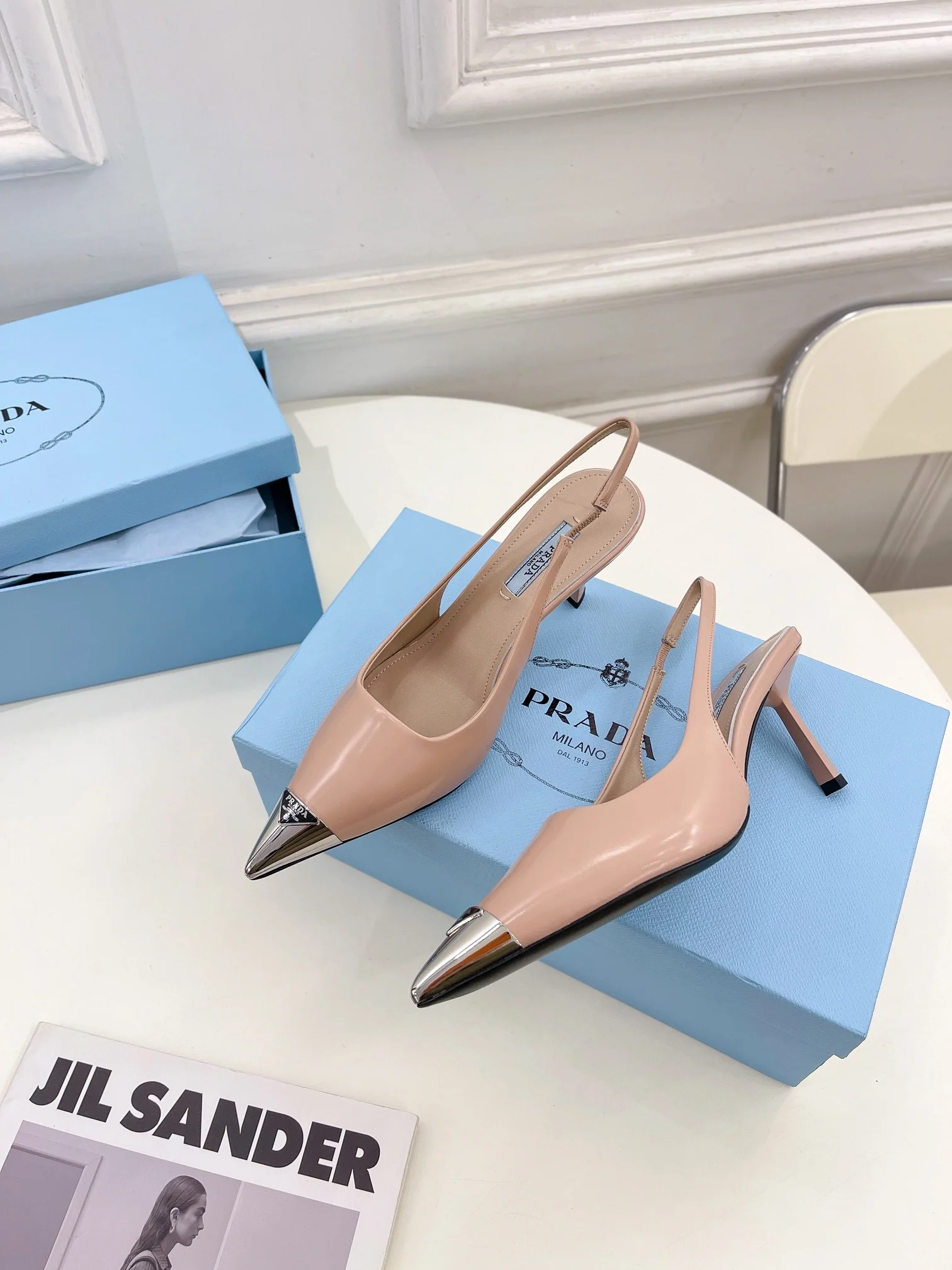 Новинка весны 2023 года от Prada - сандалии и туфли на каблуке с острым носком - розовые.