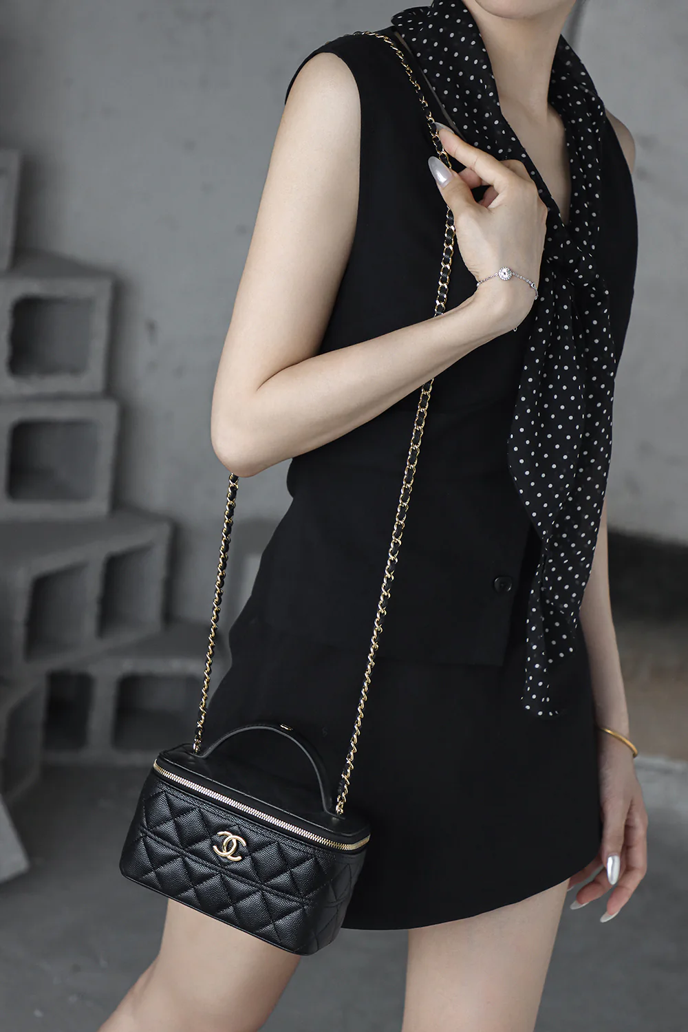 Косметичка Chanel 25c - Черная - Фурнитура из светлого золота