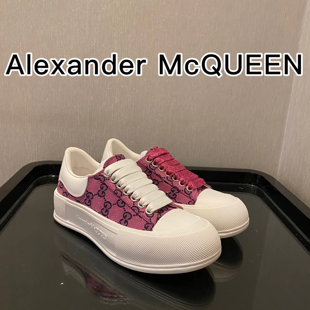 Кроссовки на платформе из парусины, созданные в рамках сотрудничества McQueen и Gbrand, в белом и розовом цветах.