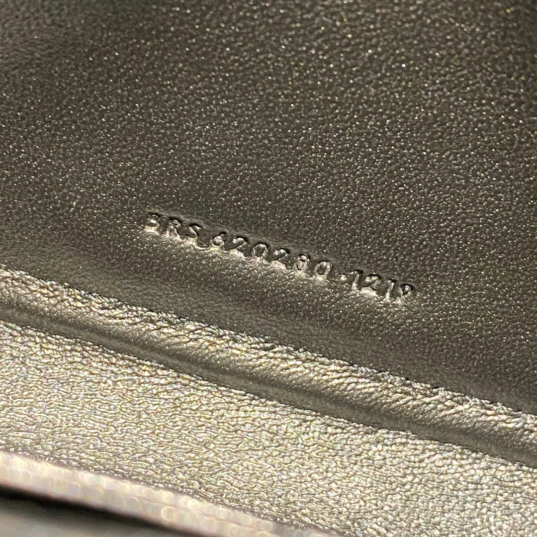 Сумка-конверт YSL с монограммой и икрой и V-образным ромбовидным узором