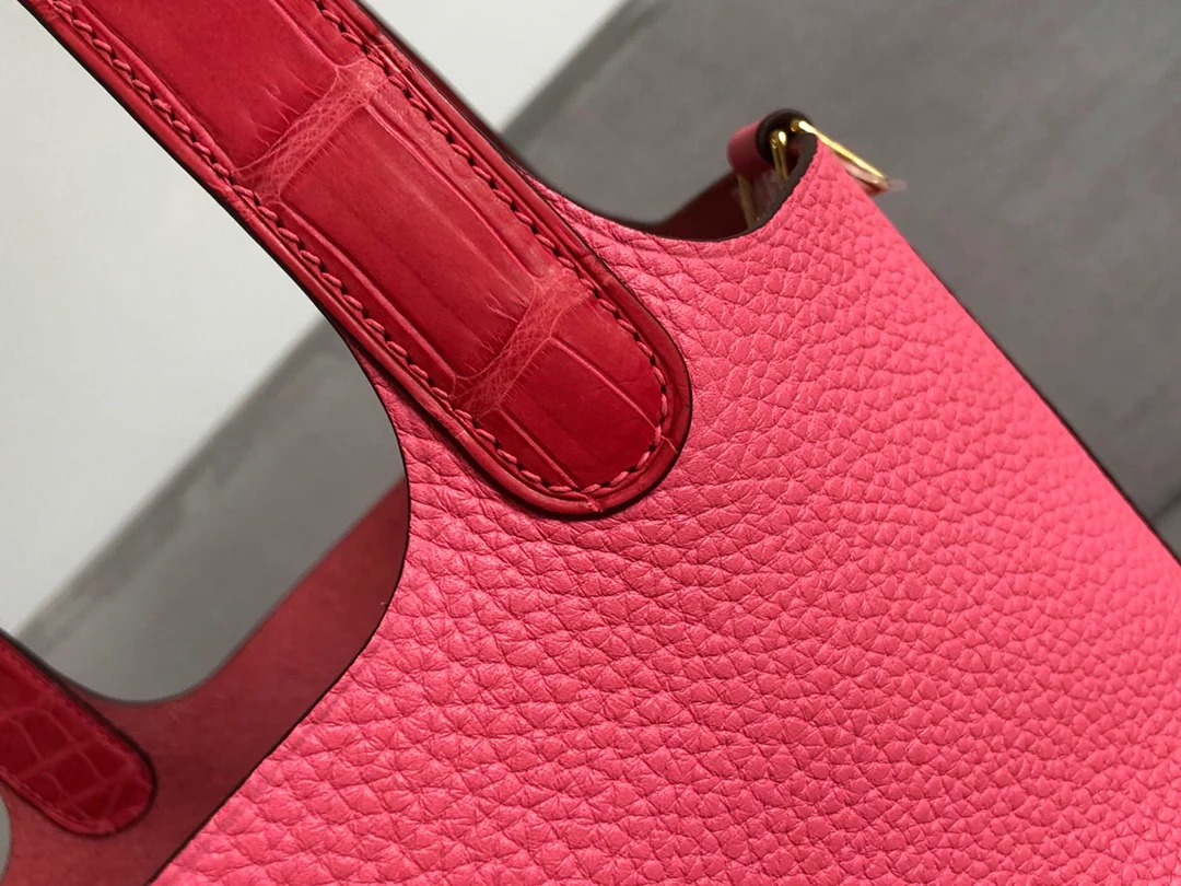 Помада-пудра Hermes Picotin 18 TC с рисунком под крокодиловую кожу и золотой пряжкой.