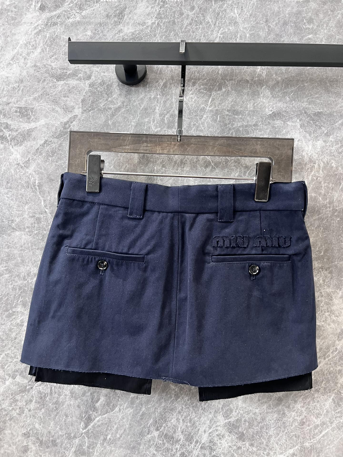 Miu Miu-2404-Синяя юбка-двойка в американском стиле с заниженной талией и эффектом потертости