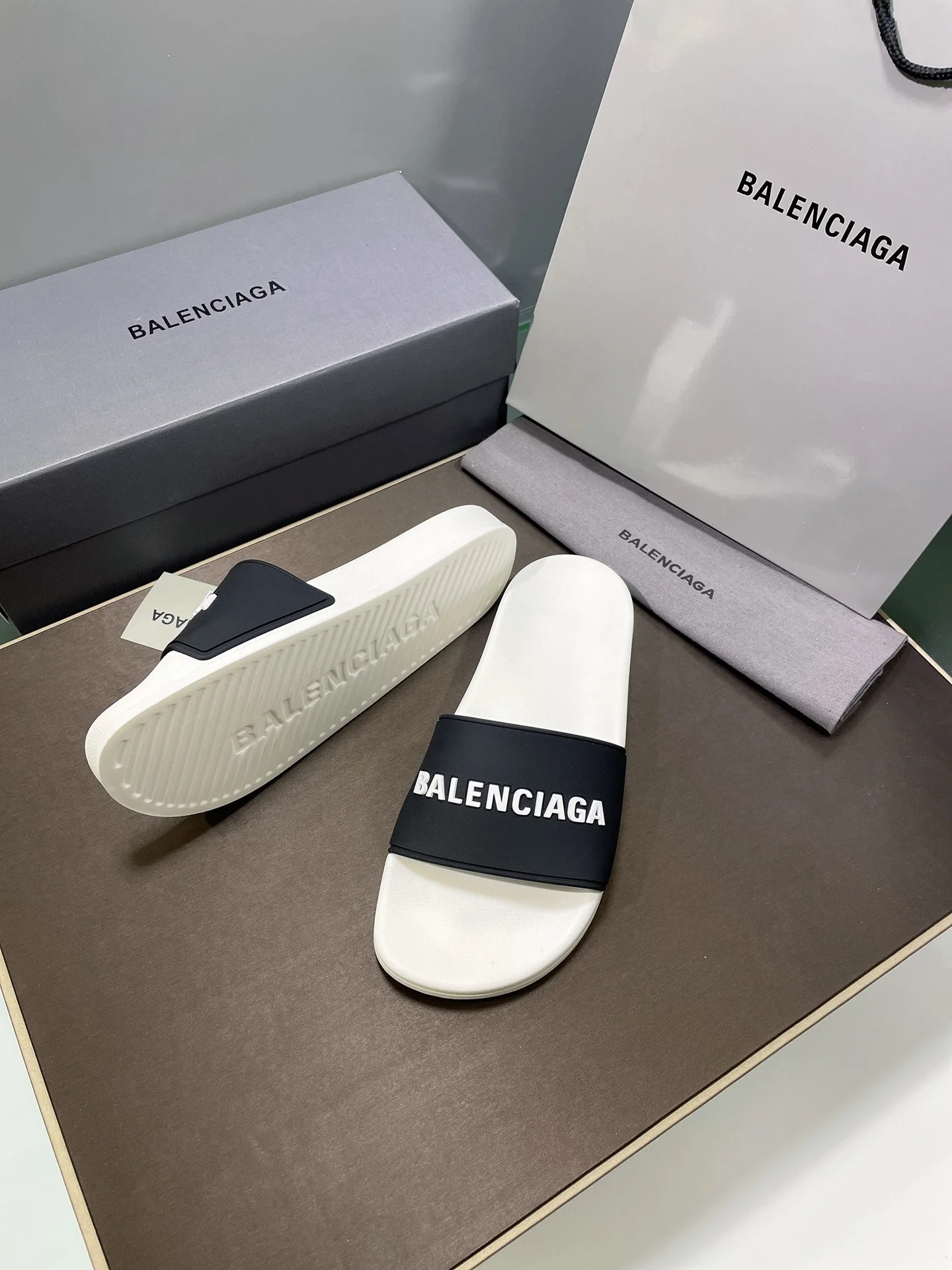 Balenciaga - Белые тапочки