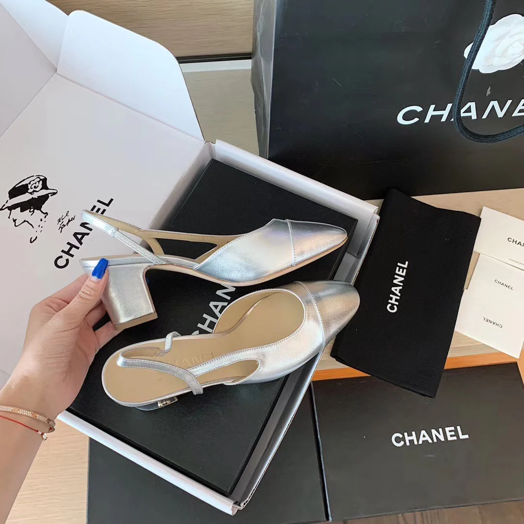 Классические сандалии Chanel на массивном каблуке - серебристые