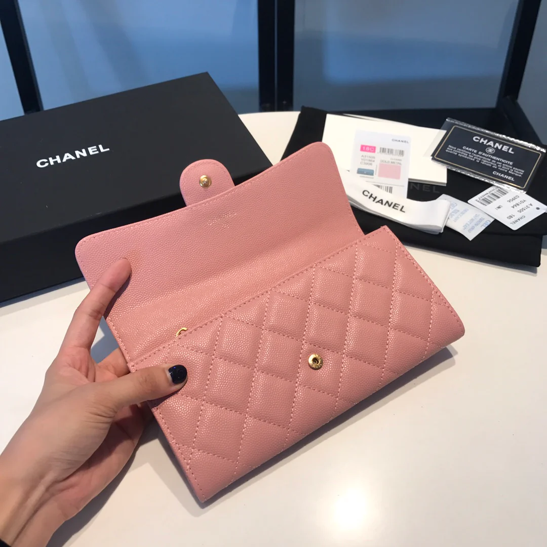 Кошелек-книжка Chanel CF Flip Wallet — розовый, из кожи личи, с золотой пряжкой.