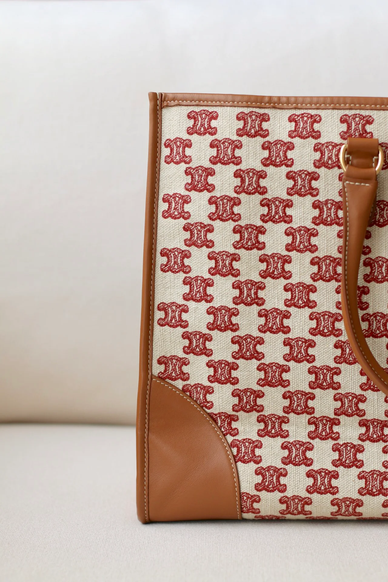 Сумка Celine Cabas Triomphe с вышивкой, горизонтальная.