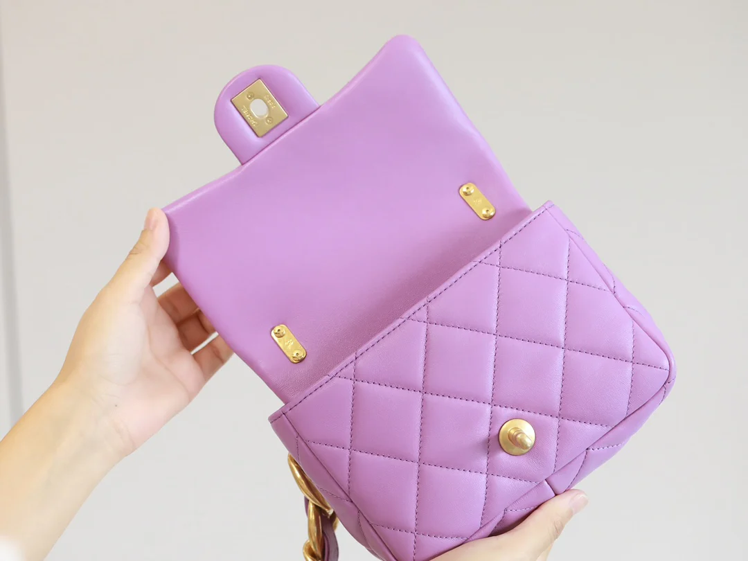 Винтажная сумка-мессенджер Chanel под мышкой - 2 шт.