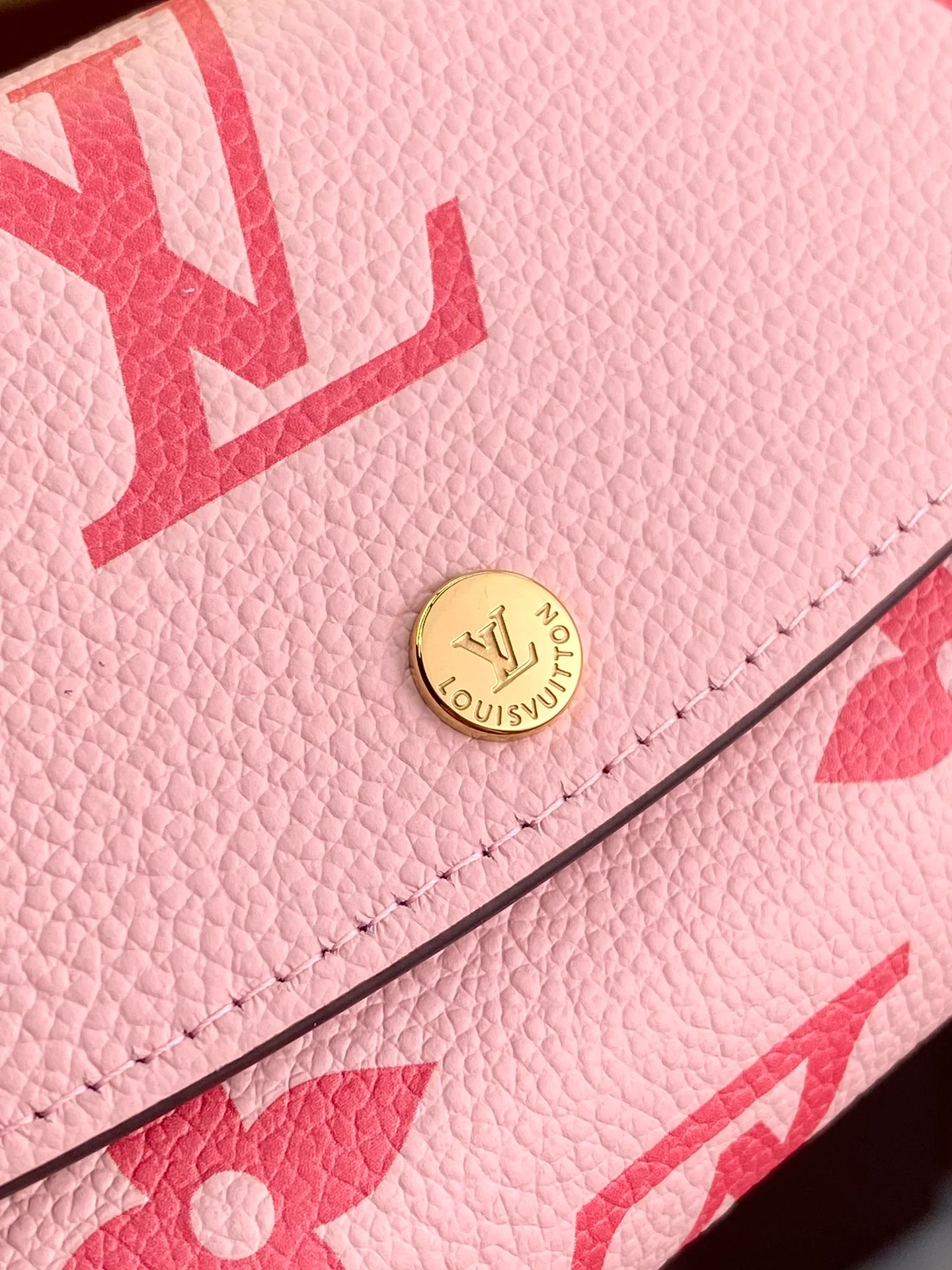 Длинный трехсекционный кошелек LV-m60699 с розовым отделением.