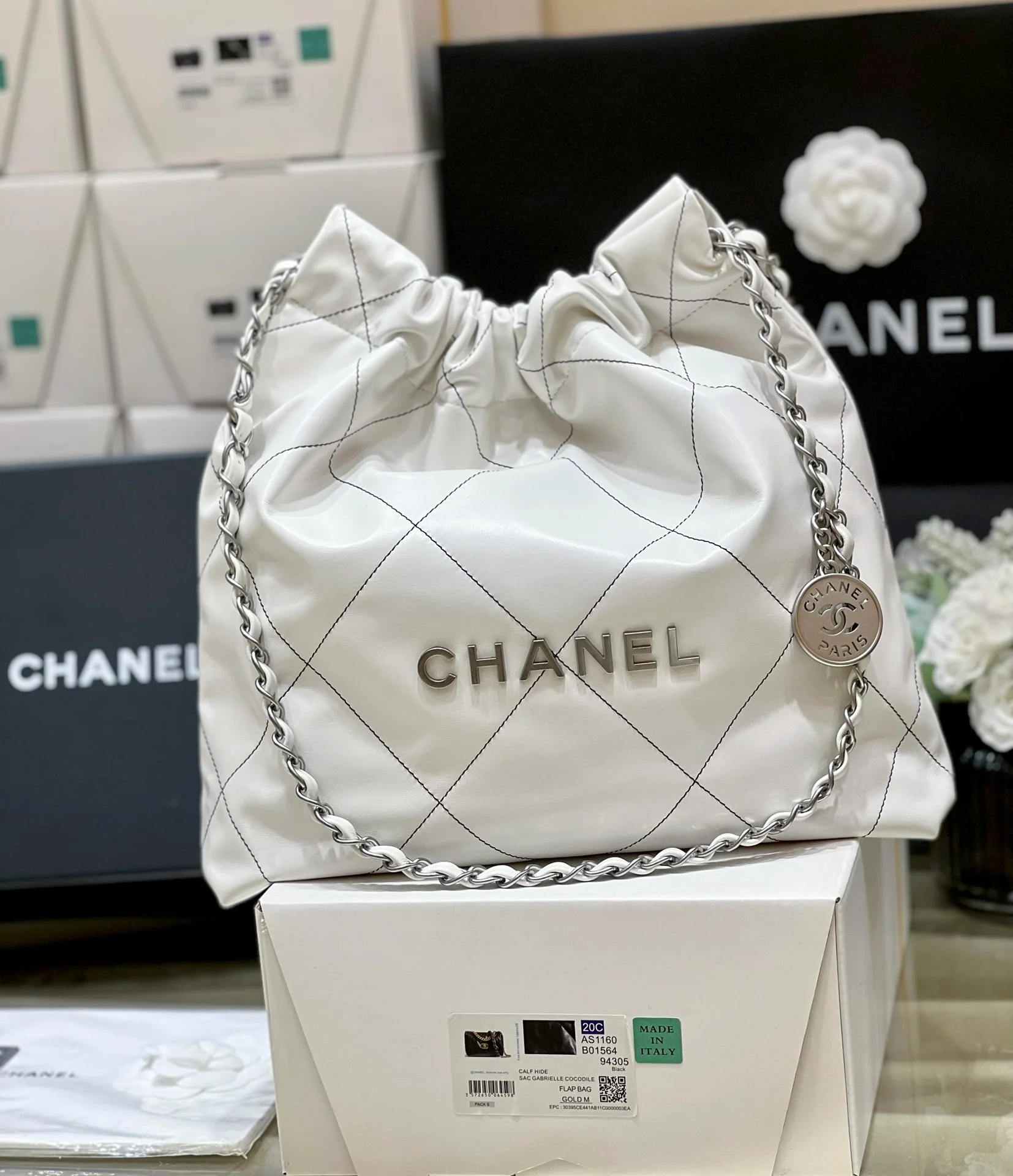 Сумка Chanel из круизной коллекции 2023 года - модель 22bag - белая с черной строчкой.