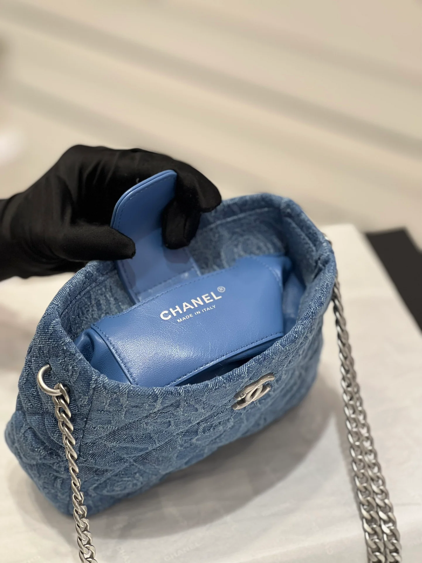 Коллекция Chanel Весна/Лето 2023 - Сумка-хобо из денима с застежкой в ??виде сердца и камелии