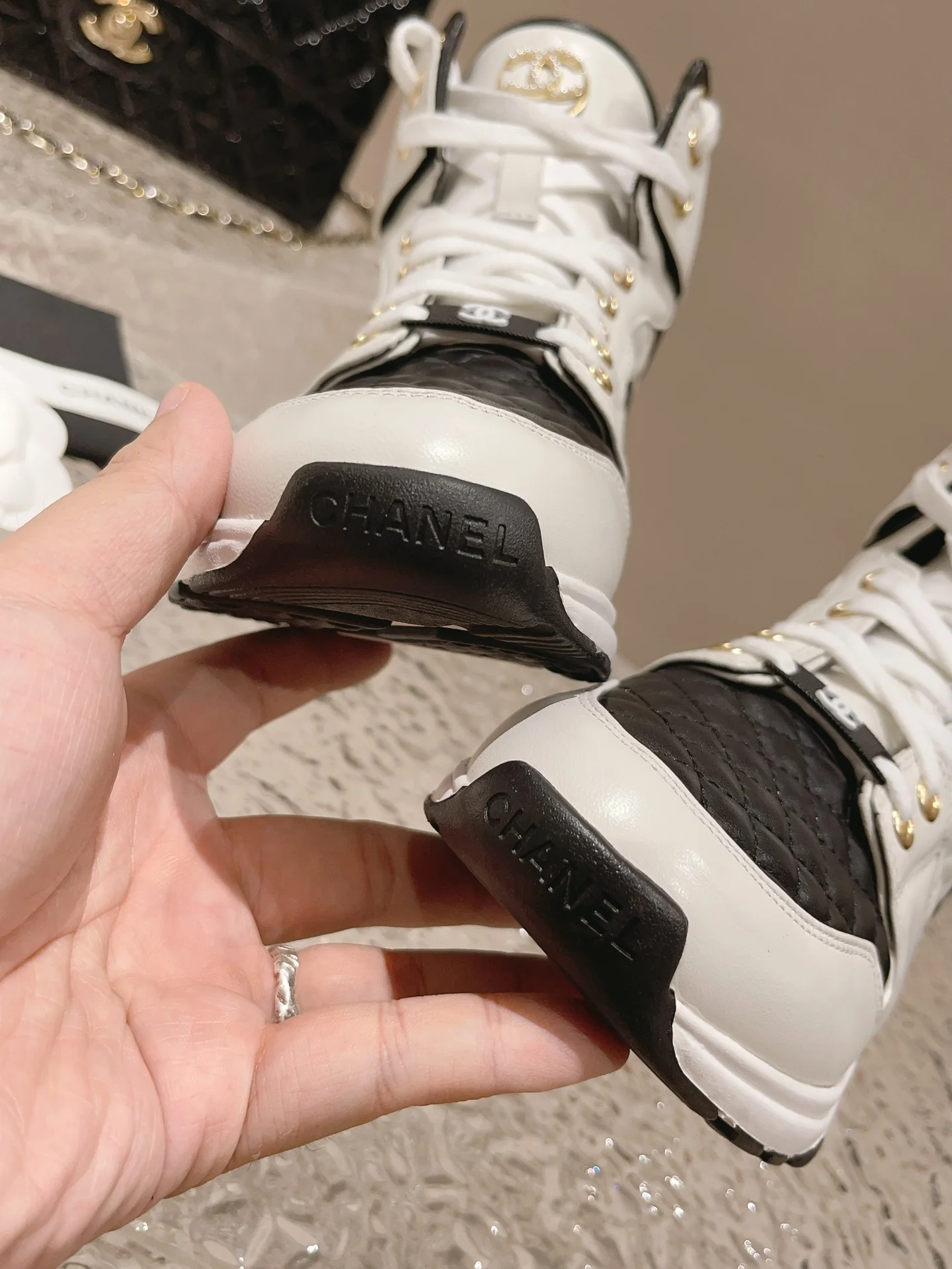 Высокие кроссовки Chanel — белые с перламутровыми вставками.
