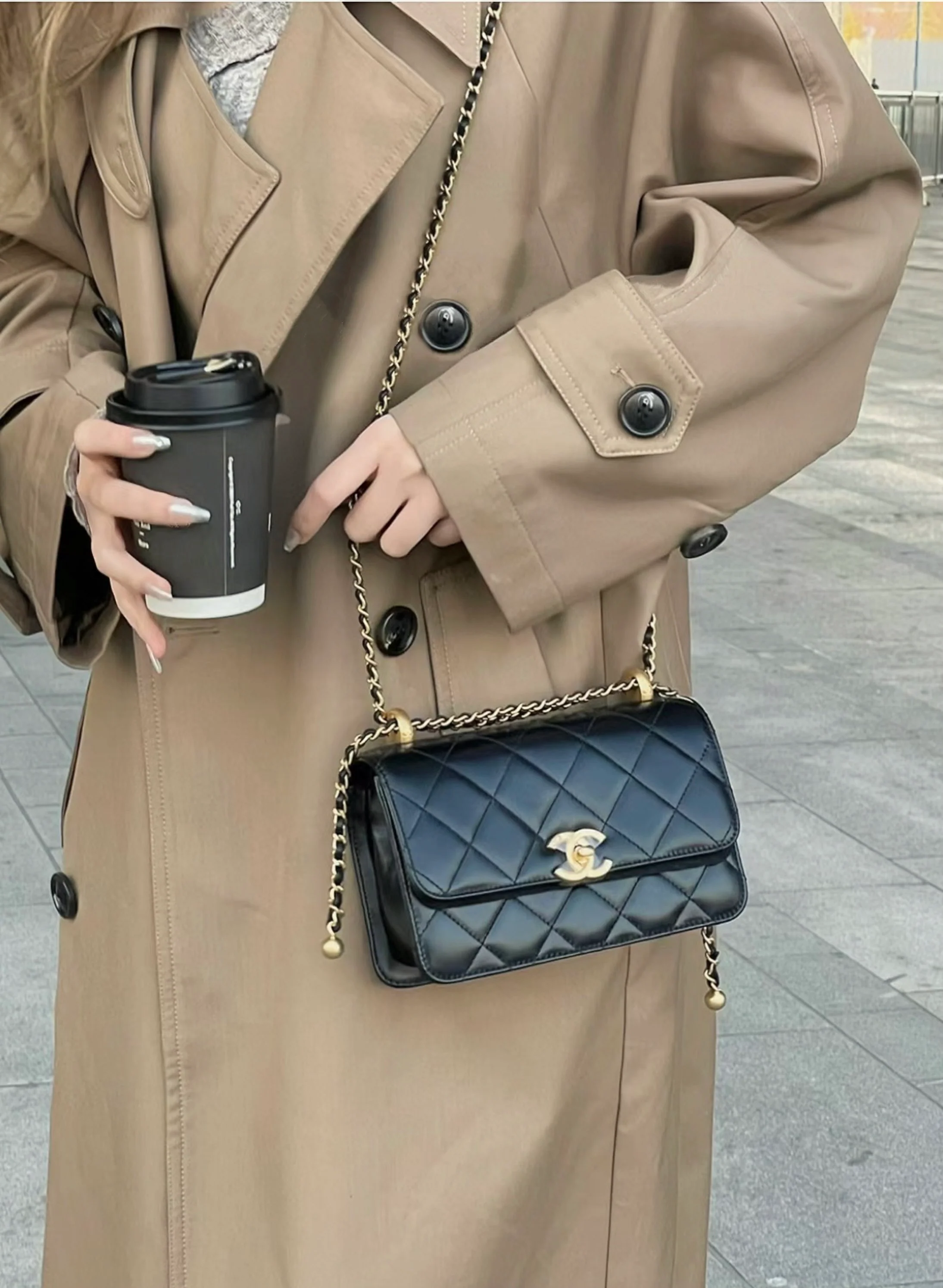 Маленькая черная сумка Chanel 24c с двойным золотым бисером и клапаном.