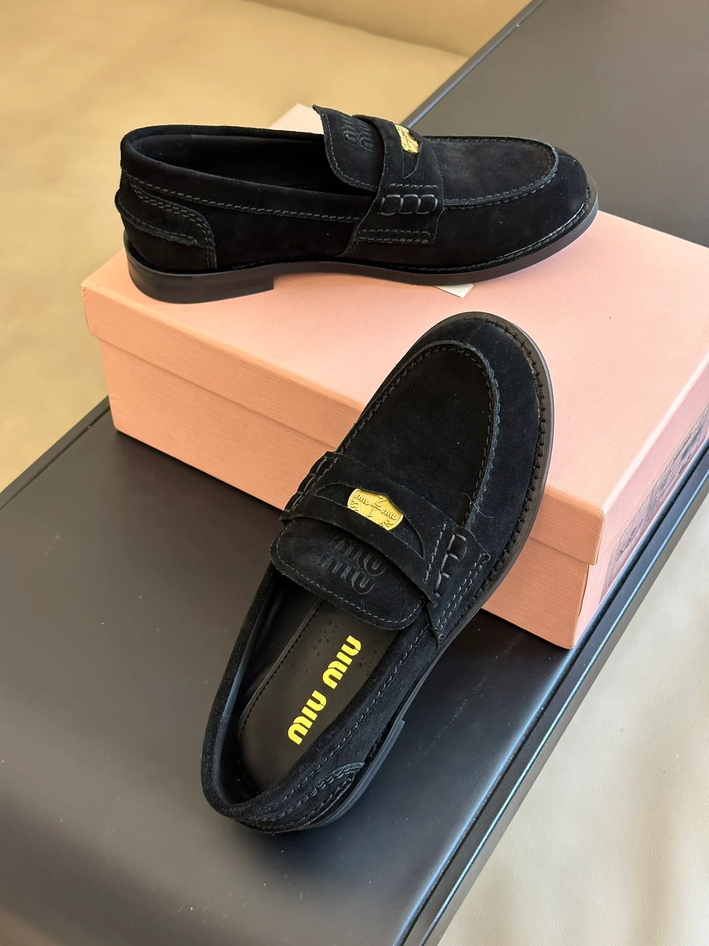 Новинка сезона осень/зима 2023 от Miu Miu - Лоферы Gold Coin - Замшевые, черные