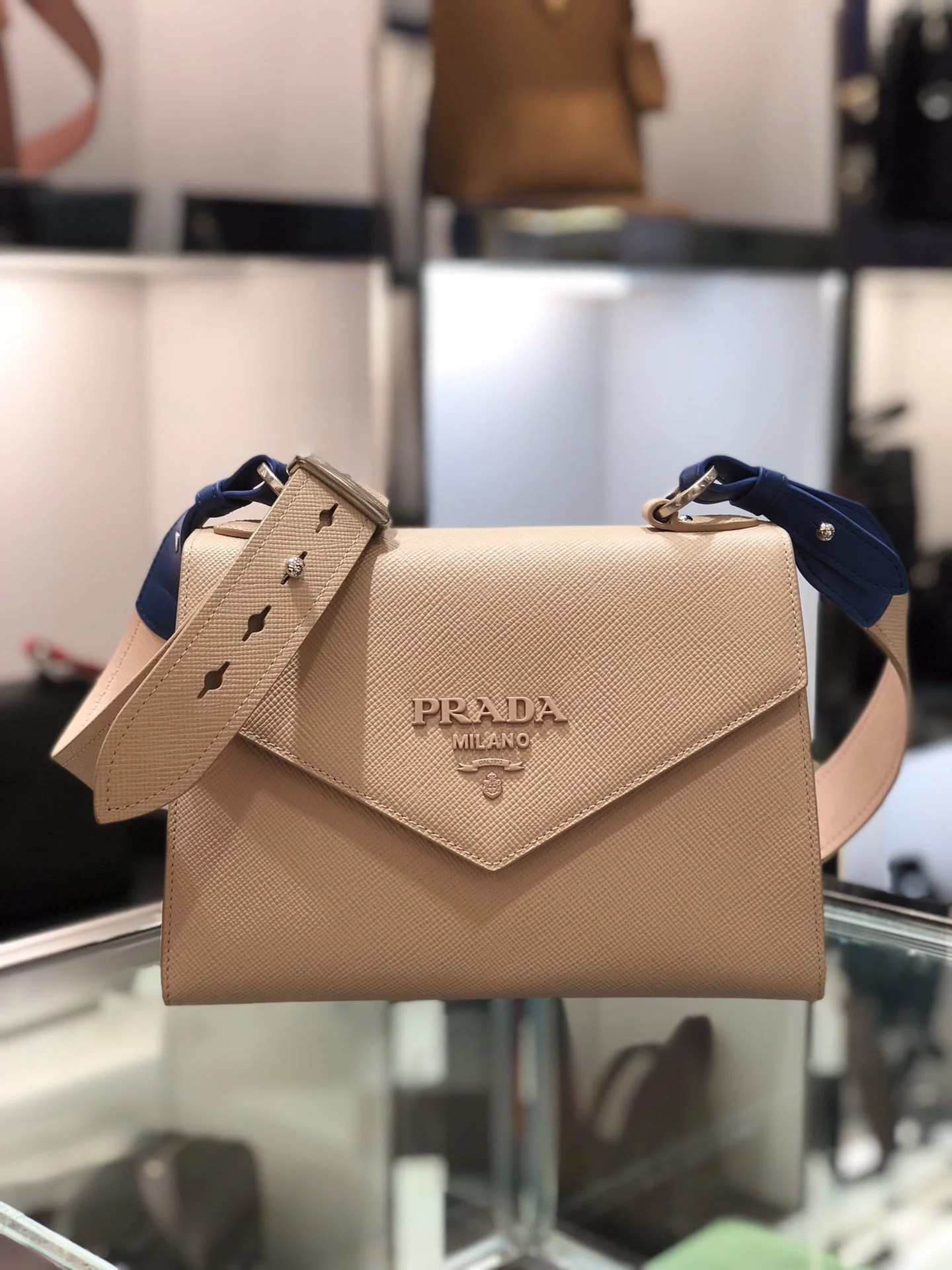 Сумка через плечо Prada Saffiano, абрикосового цвета.