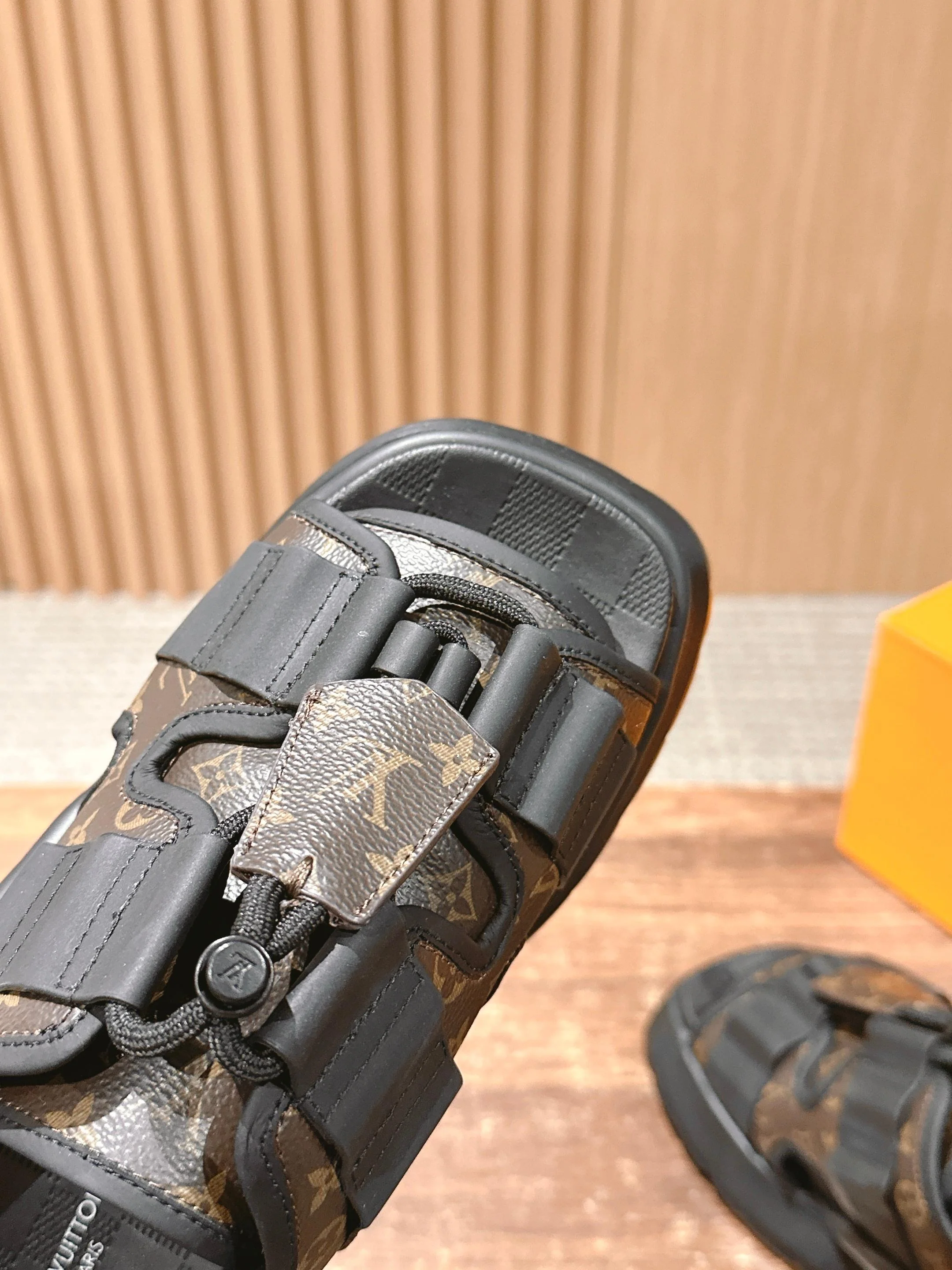 Новая коллекция LV 2025 ?Ранняя весна? — сандалии на липучках — коричневые.