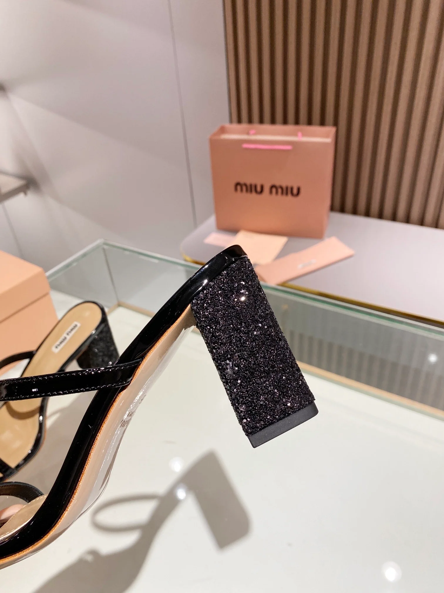 Новинка сезона весна/лето 2023 от Miu Miu - Босоножки на высоком каблуке с ремешками - 8-5 см - Черные