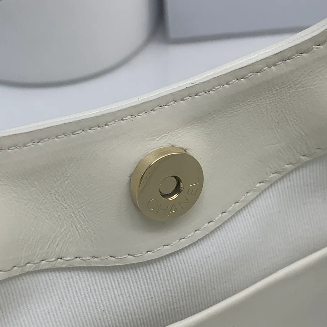 Миниатюрная сумка Chanel из овечьей кожи серии 24c31, белая.