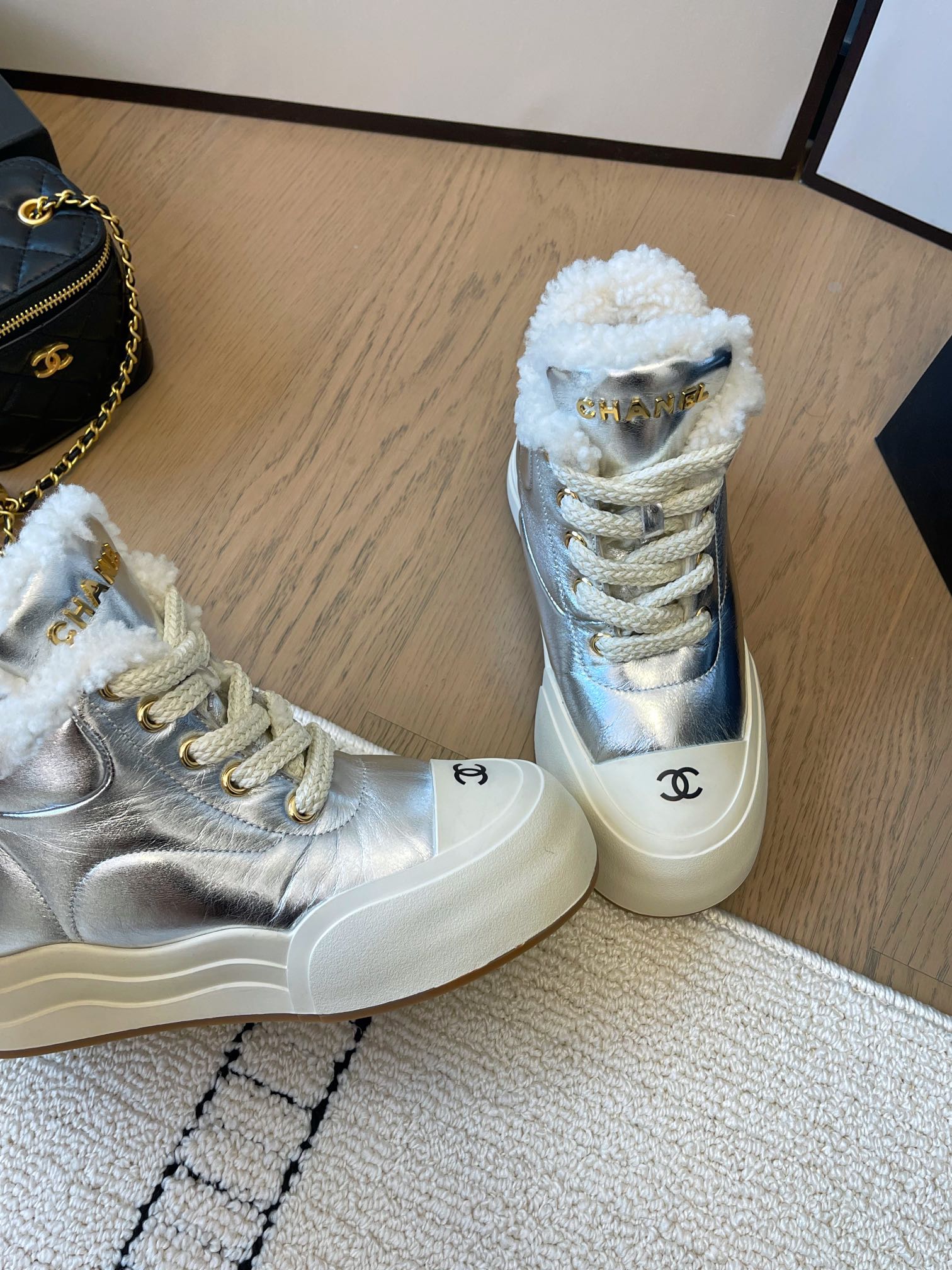 Туфли-лодочки Chanel 2024 на платформе из шерсти, серебристые.