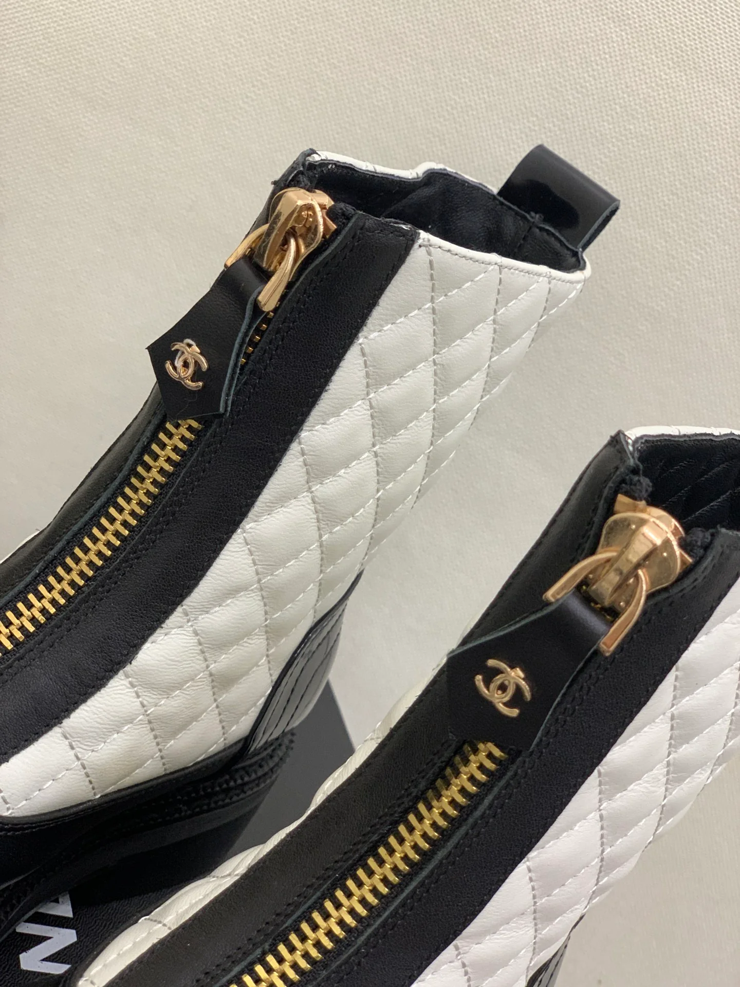 Ботинки средней высоты Chanel из коллекции 2022 года, украшенные бриллиантами - белые.