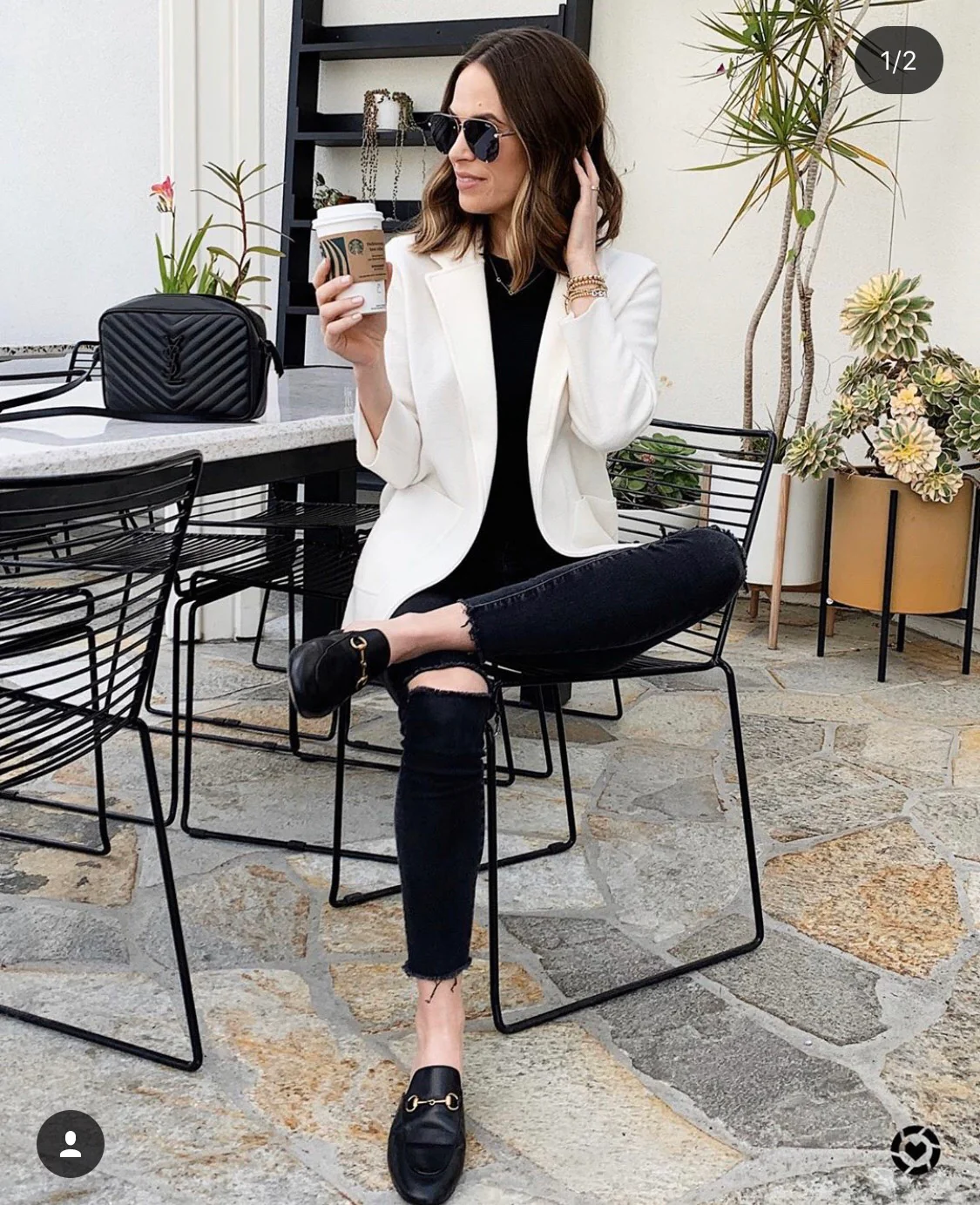 Фотосумка YSL Lou Bag — черная с черной пряжкой.