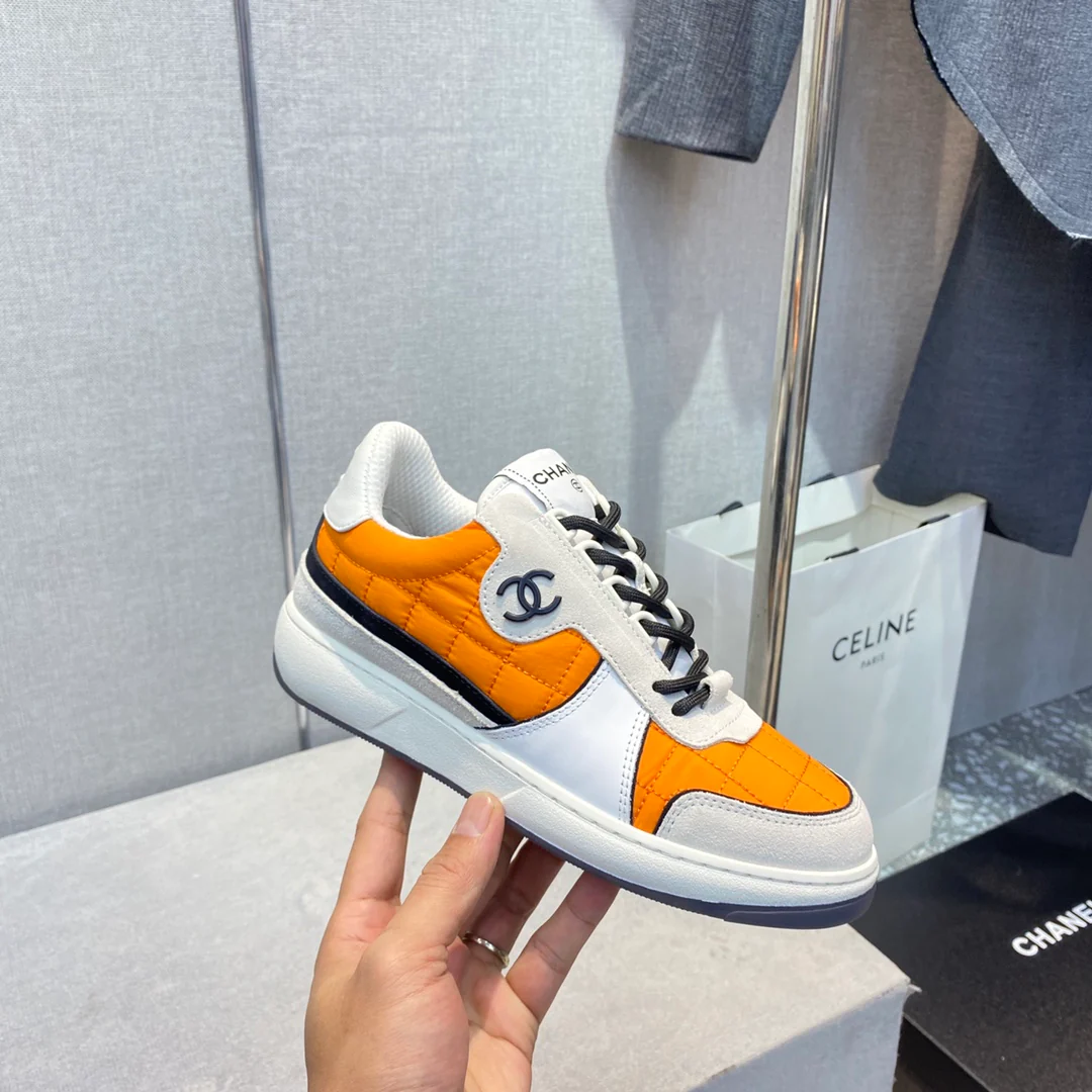 Коллекция Chanel ?Ранняя весна 2023? — повседневные кроссовки со стразами — оранжевые.