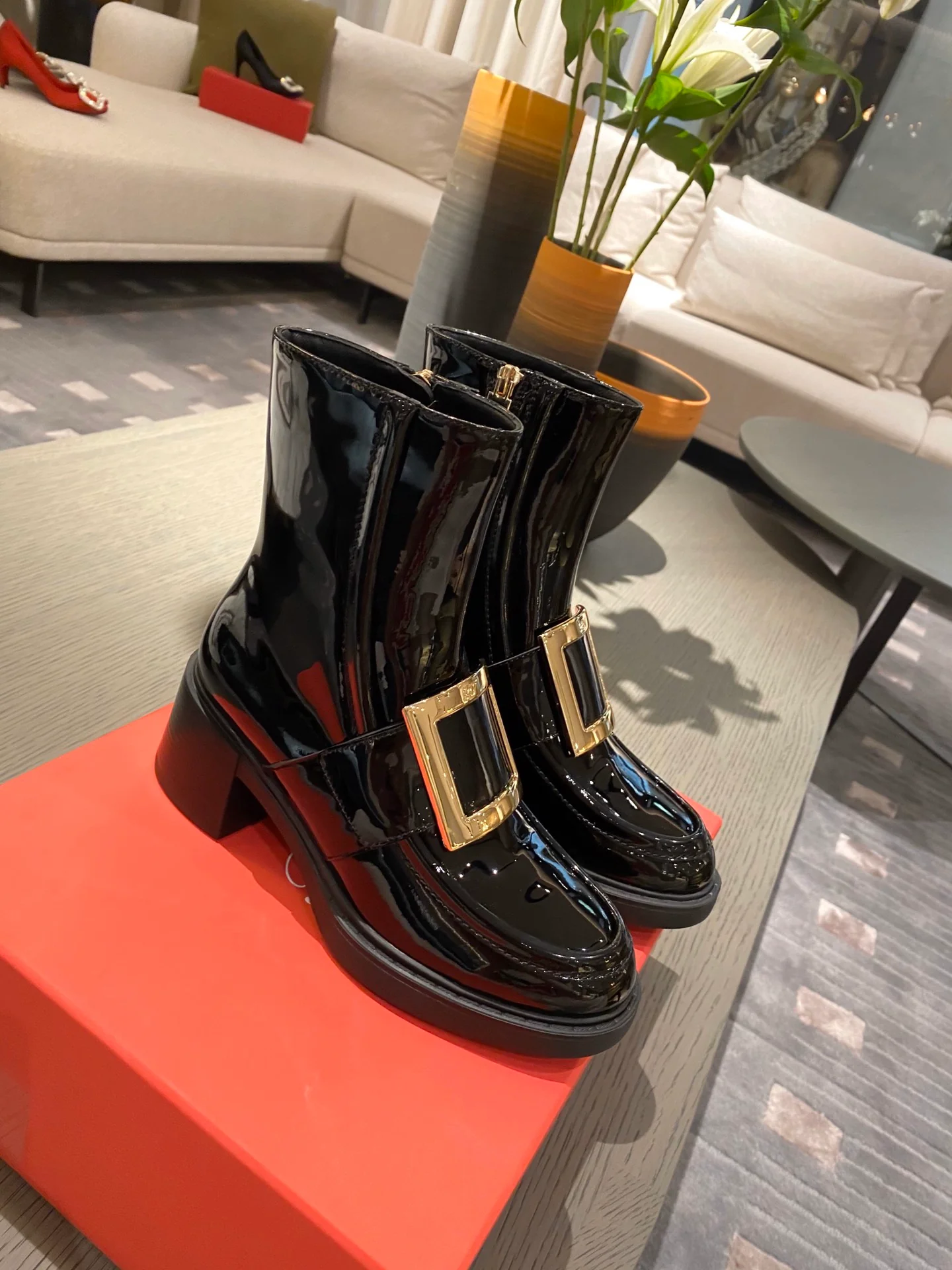 Ботильоны RV из лакированной кожи с металлической пряжкой - черные