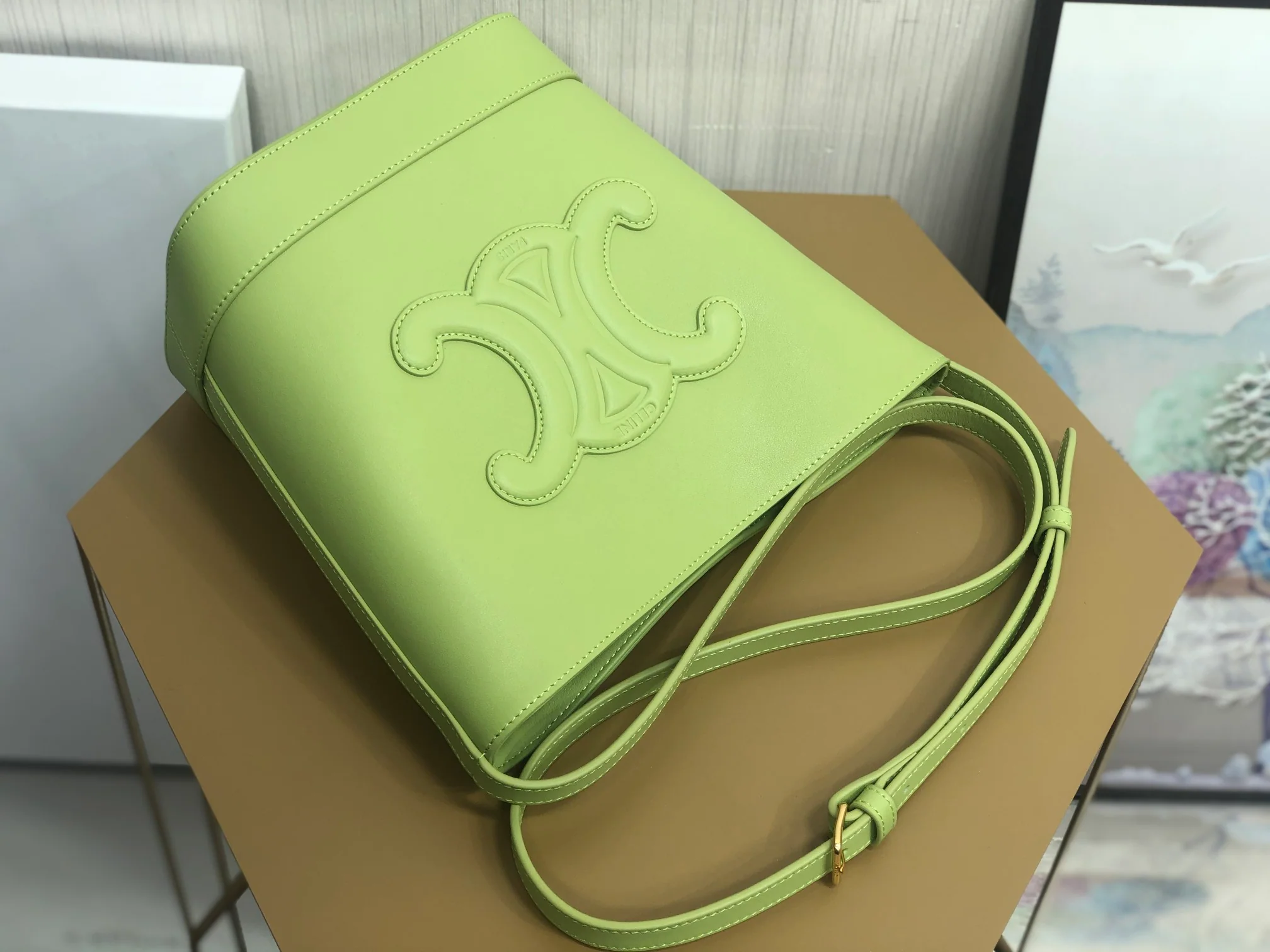 Новинка сезона весна/лето 2022 от Celine - Маленькая сумка-ведро из гладкой кожи Cuir Triomphe.