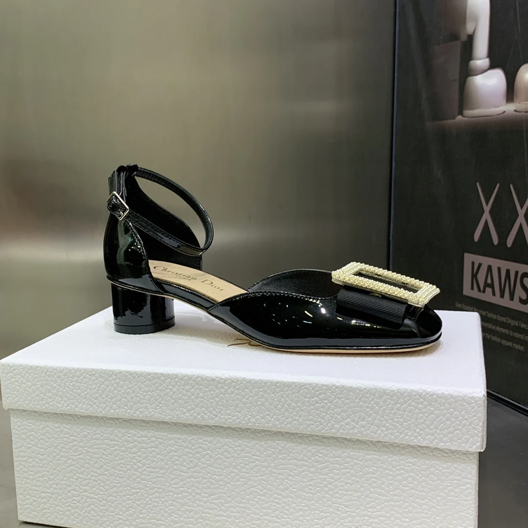 Новинка сезона весна/лето 2022 — сандалии на массивном каблуке.