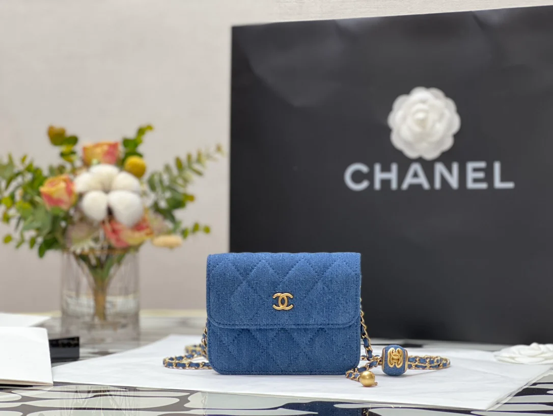 Держатель для карт Chanel на золотой цепочке с шариками - коллекция Denim.