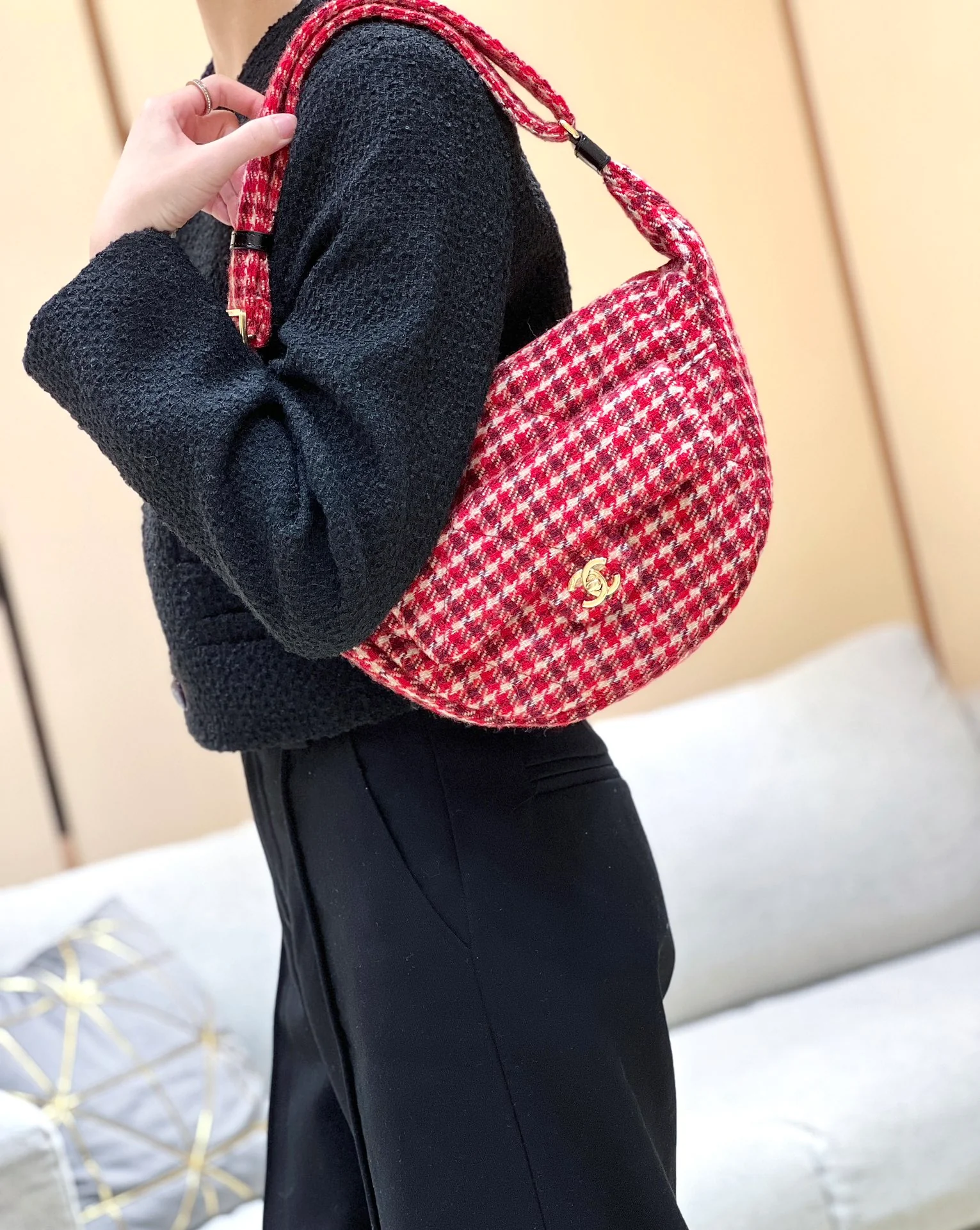 Сумка-хобо Chanel с узором ?гусиная лапка? — красная.