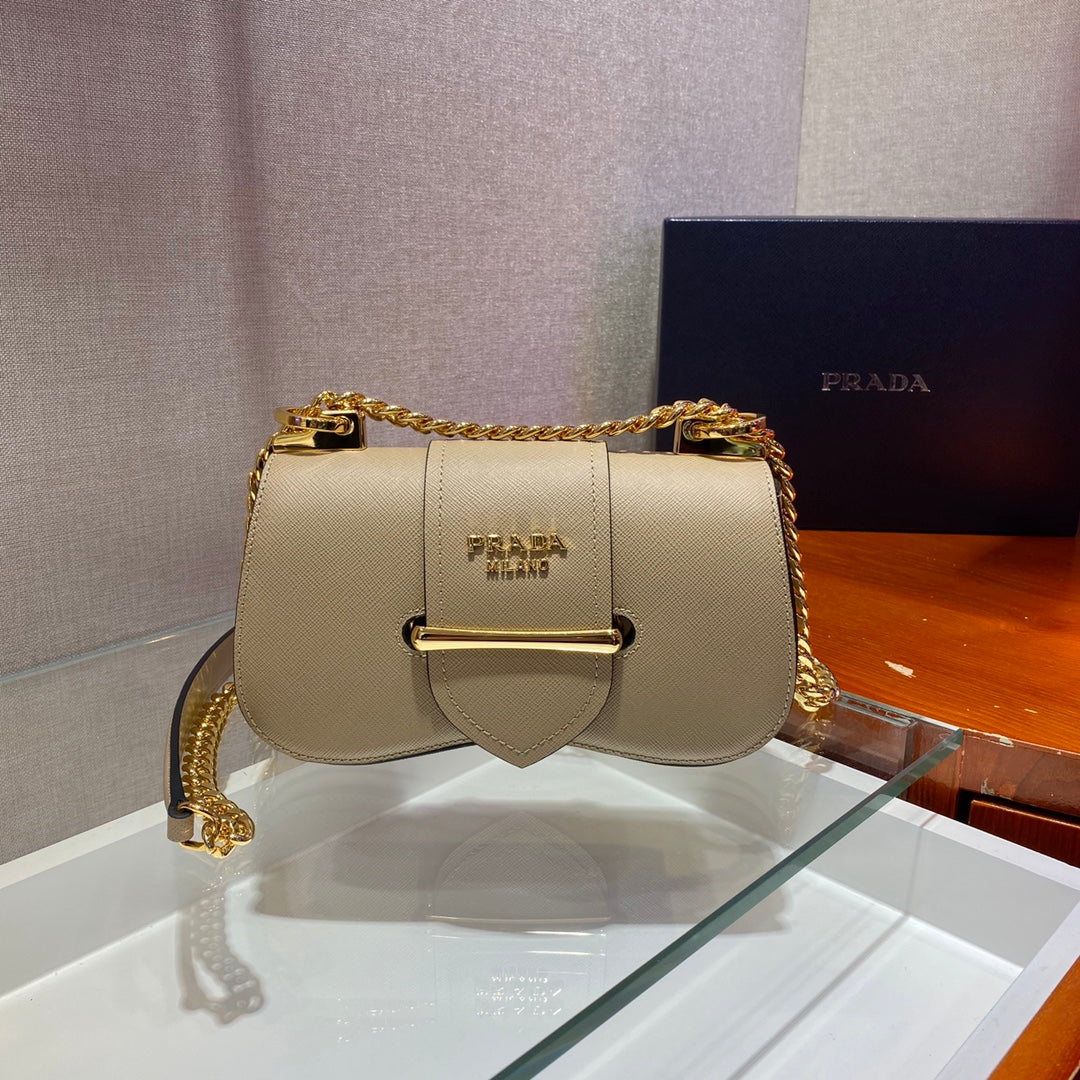 Сумка Prada Sidonie Saffiano с клапаном, абрикосового цвета.