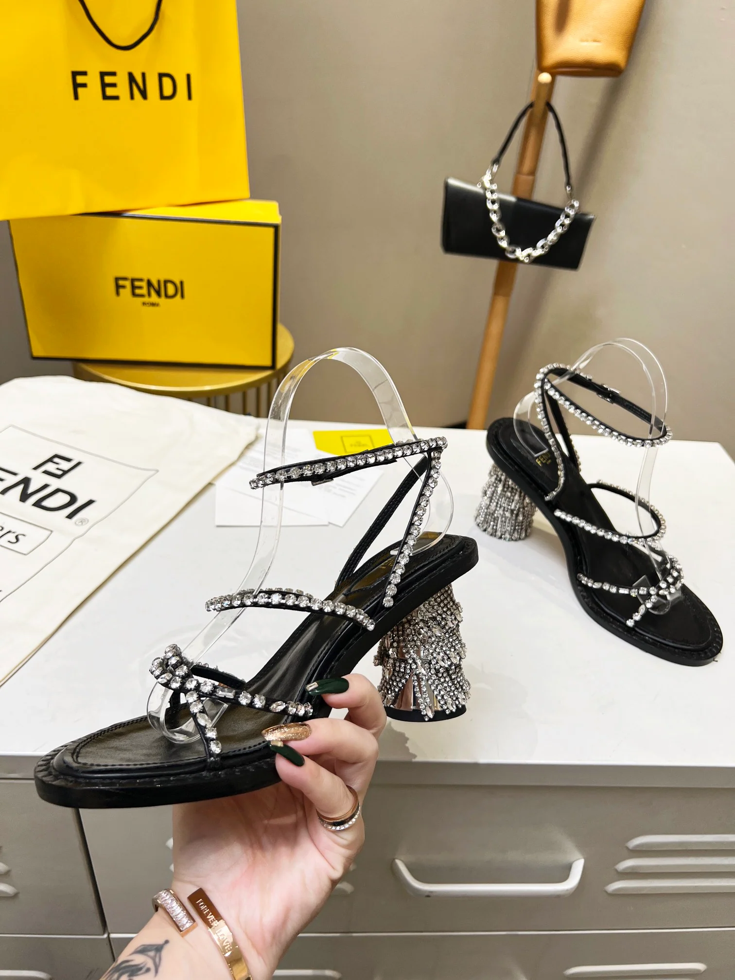 Fendi - Новинки ранней весны 2022 года - Сандалии и туфли на каблуках