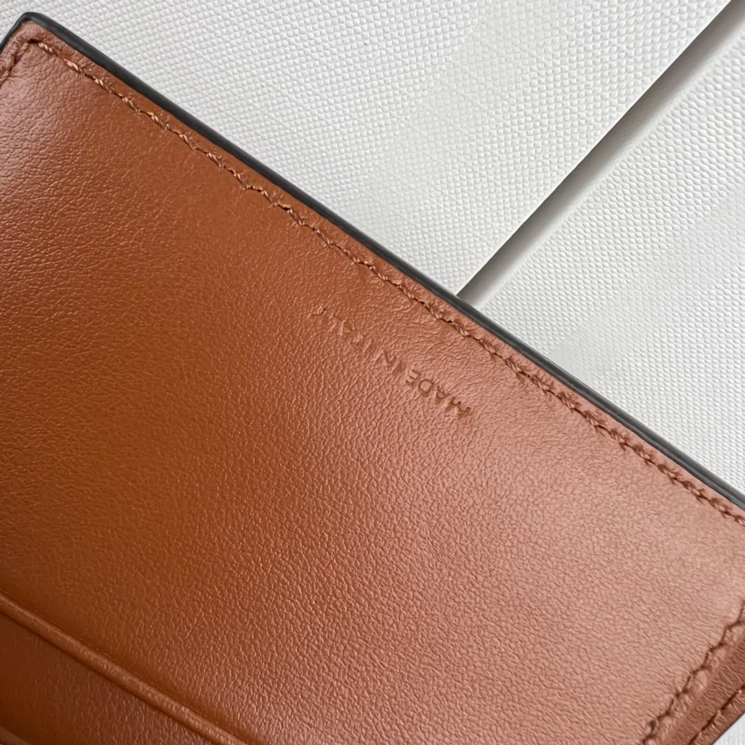 Маленький кошелек Celine Triomphe из гладкой овечьей кожи — кофейно-коричневый.