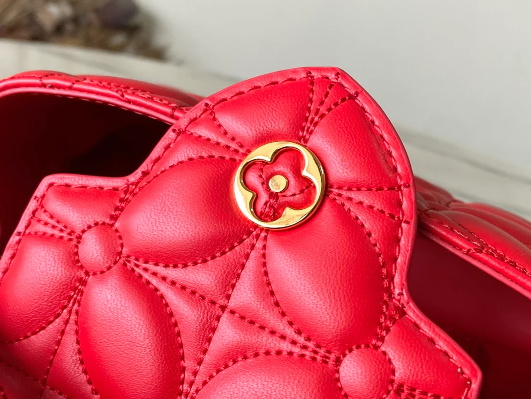 Миниатюрная сумка LV с цепочкой в ??виде четырехлистного клевера — красная.