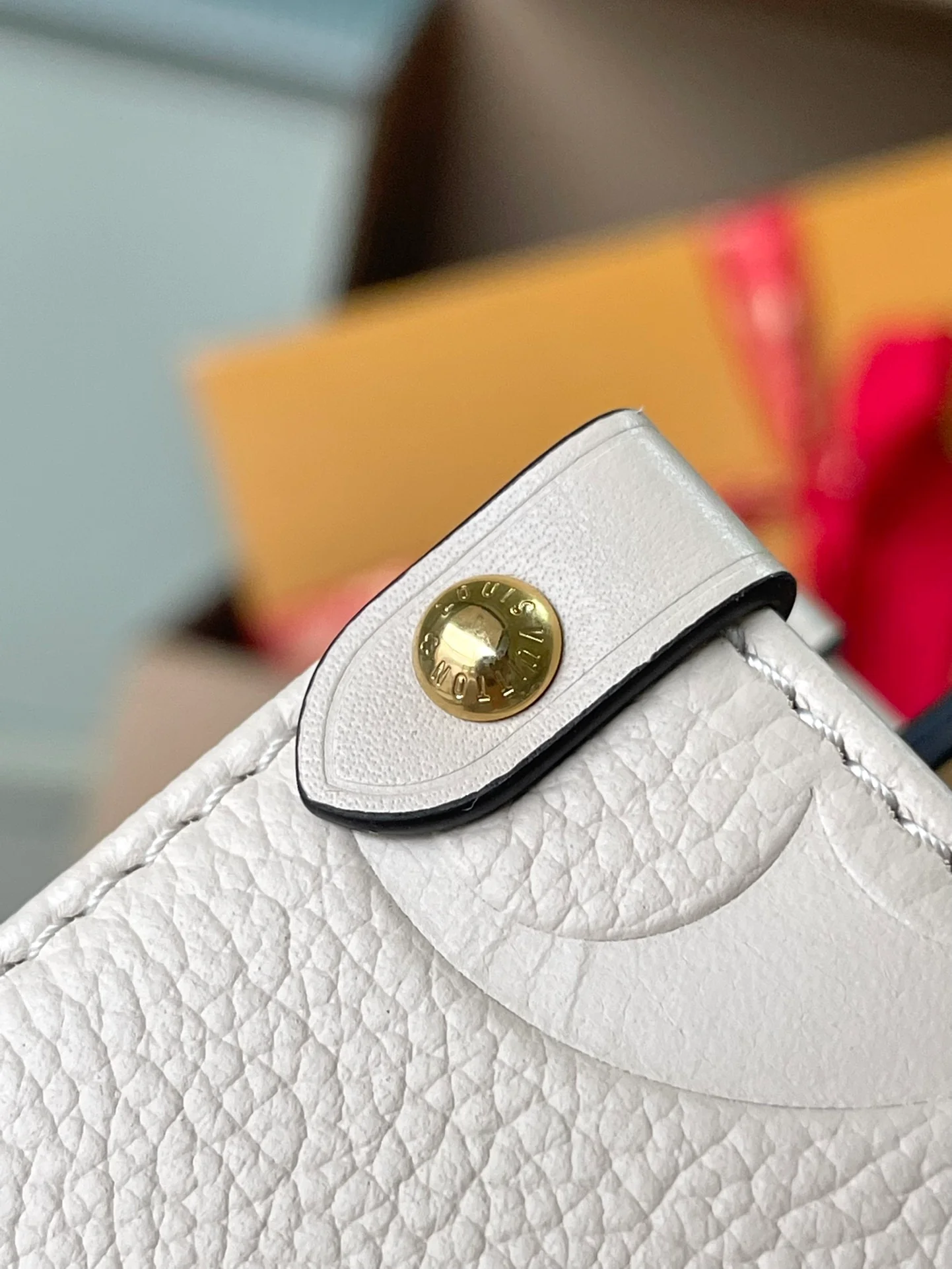 m46569-LV-onthego-pm-off-white