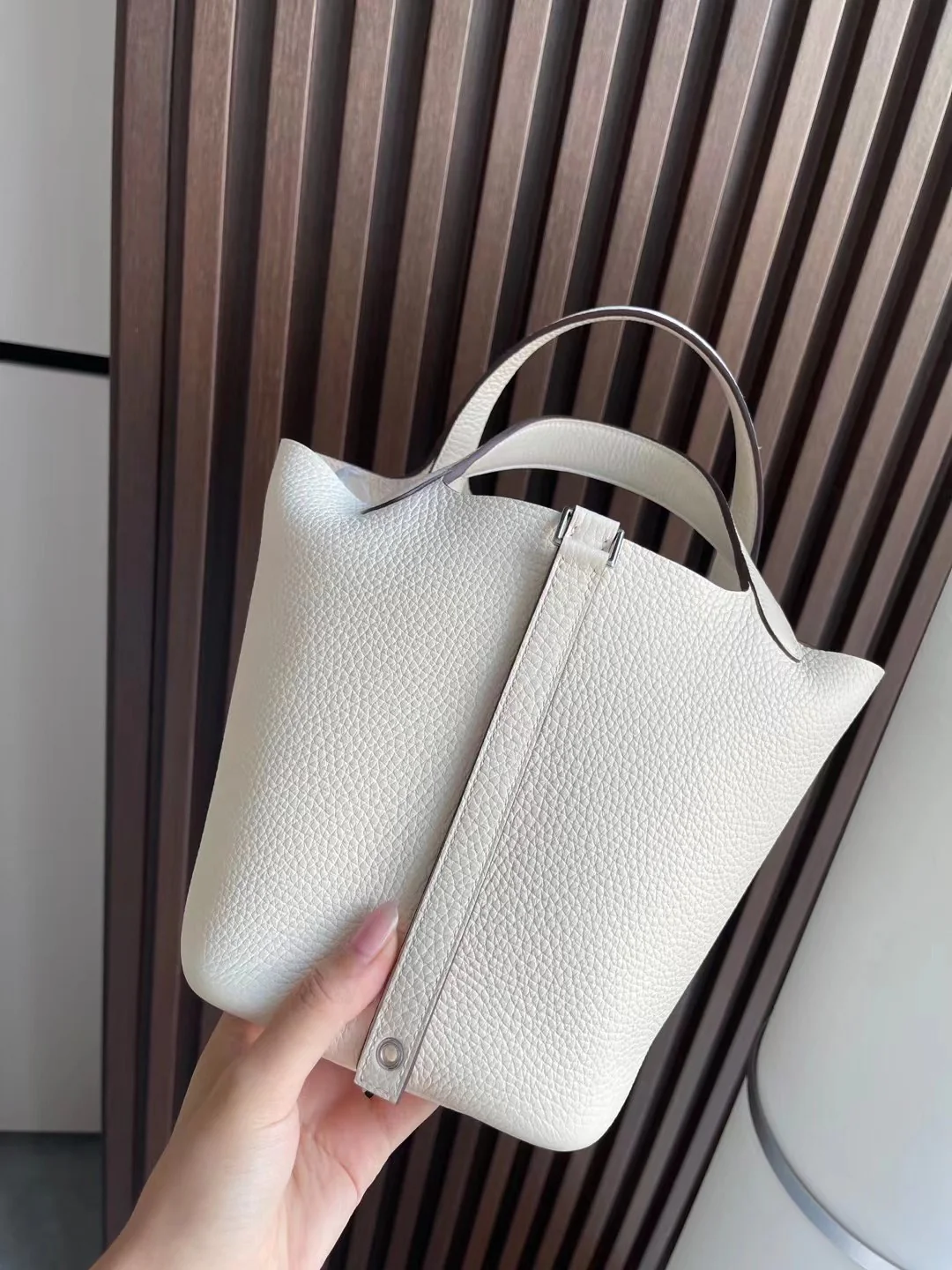 Hermes Picotin 18 Nata кремово-белого цвета с серебряной пряжкой